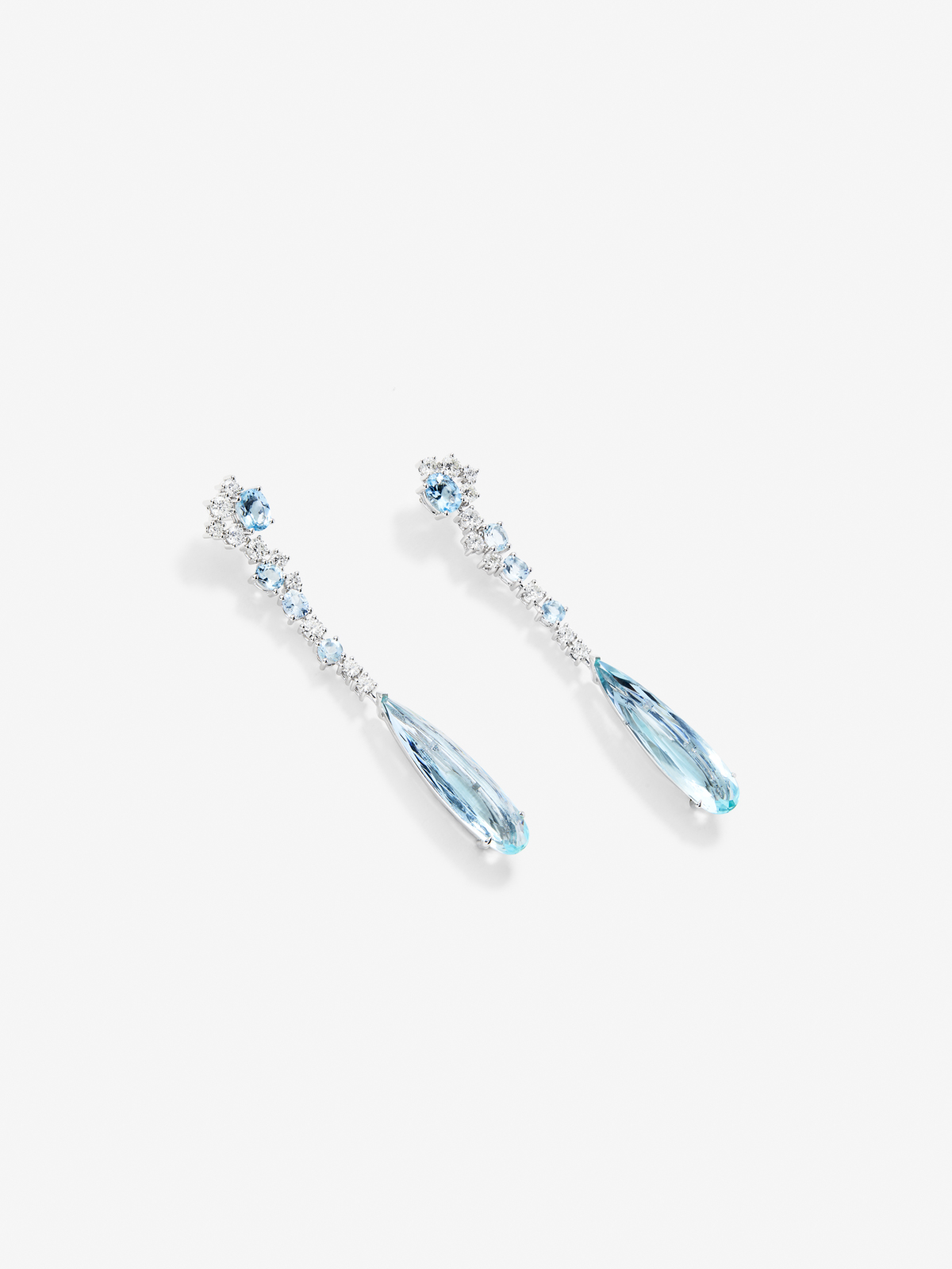 Pendientes de oro blanco de 18K con aguamarinas azules en talla oval y pera de 13,08 y diamantes blancos en talla brillante de 2,22 cts
