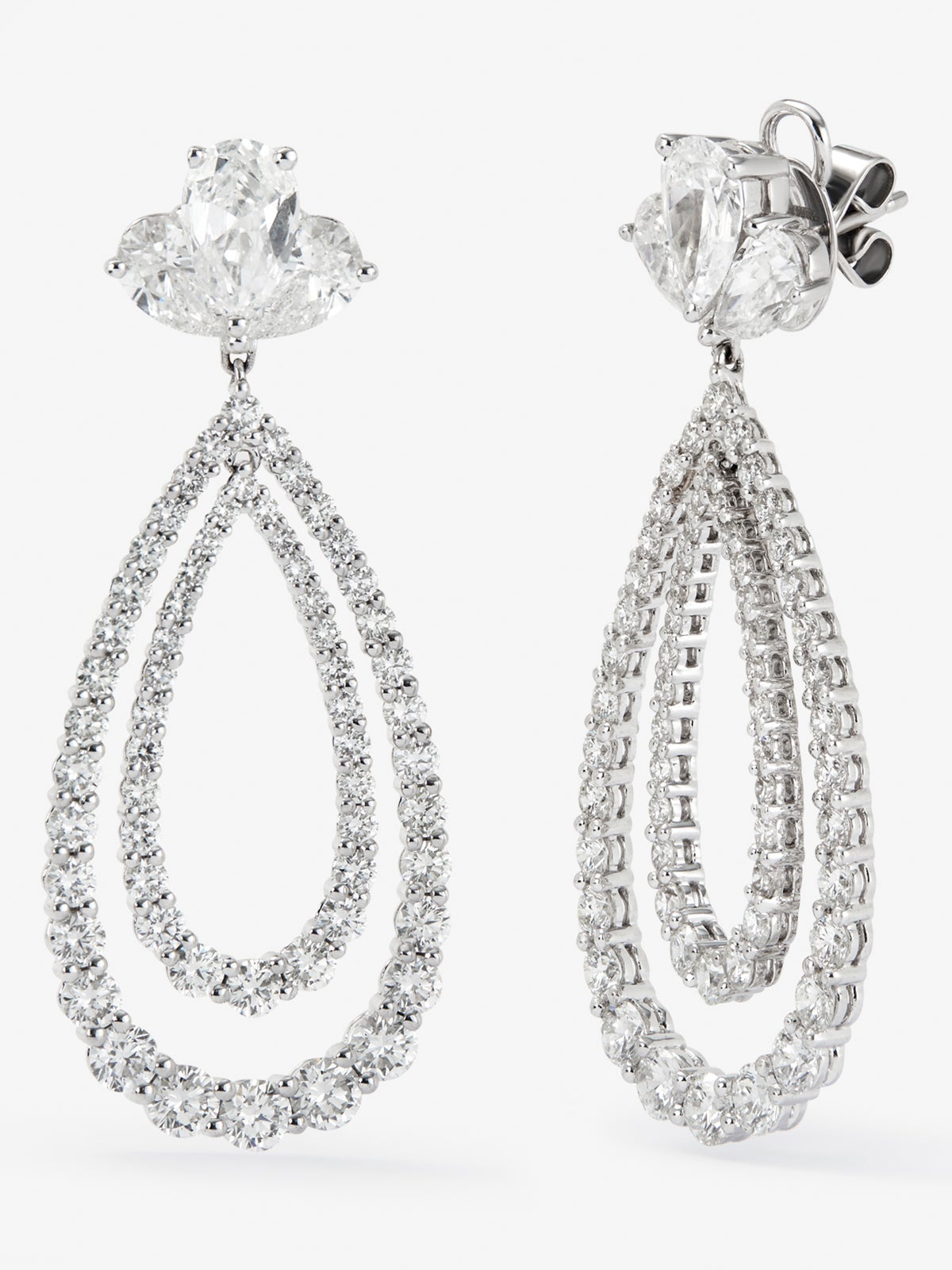 Pendientes de oro blanco de 18K con 120 diamantes en talla brillante con un total de 4,49 cts y 6 diamantes en talla pera con un total de 3,42 cts