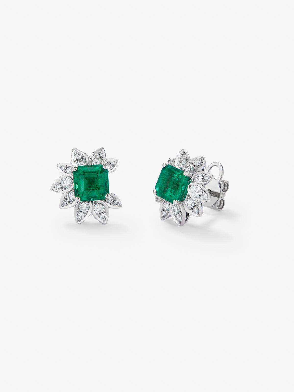 Pendientes de oro blanco de 18K con esmeraldas verdes en talla octogonal de 2,21 cts y diamantes blancos en talla brillante de 0,45 cts