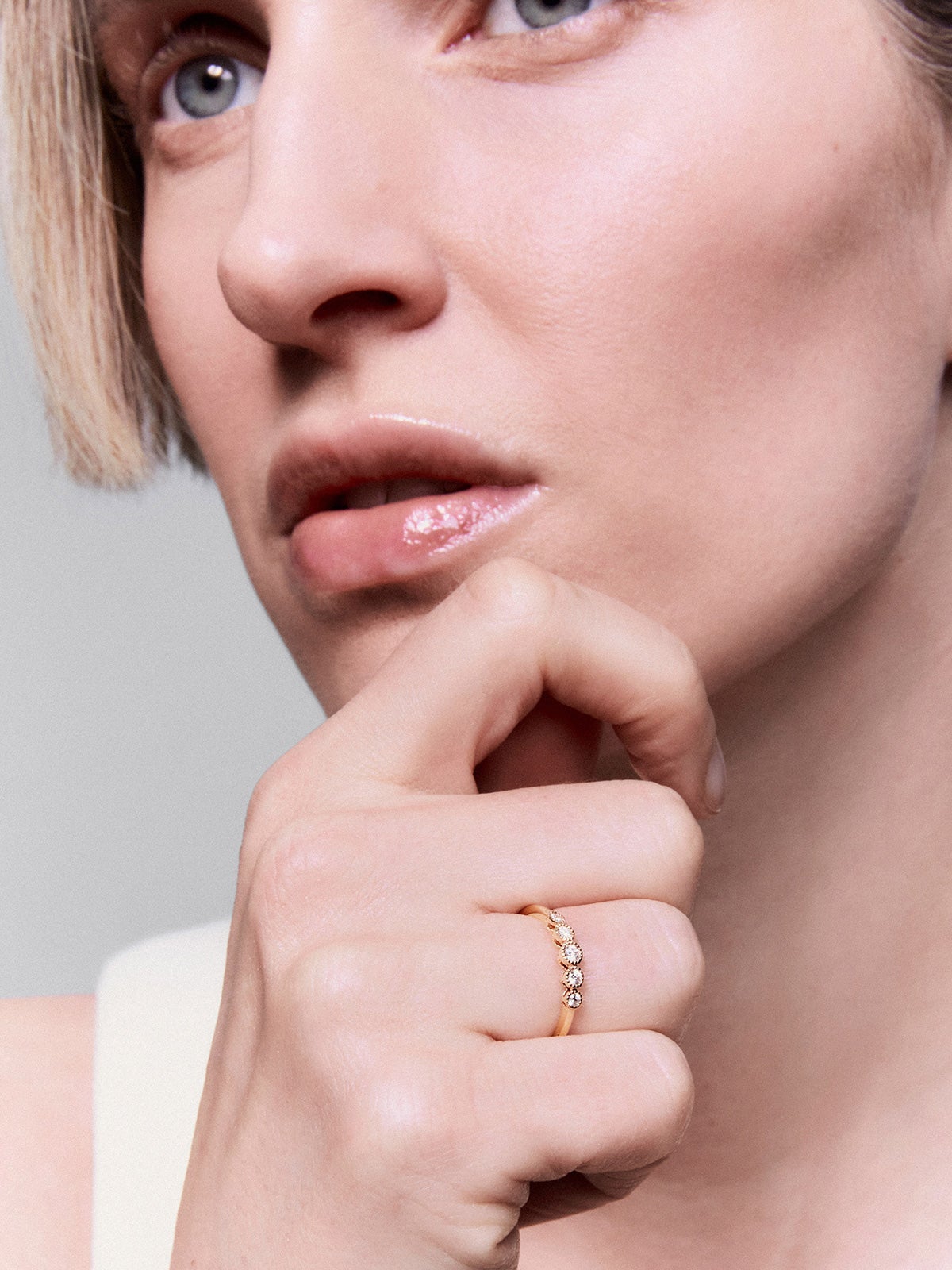 Anillo de oro rosa de 18kt con diamantes