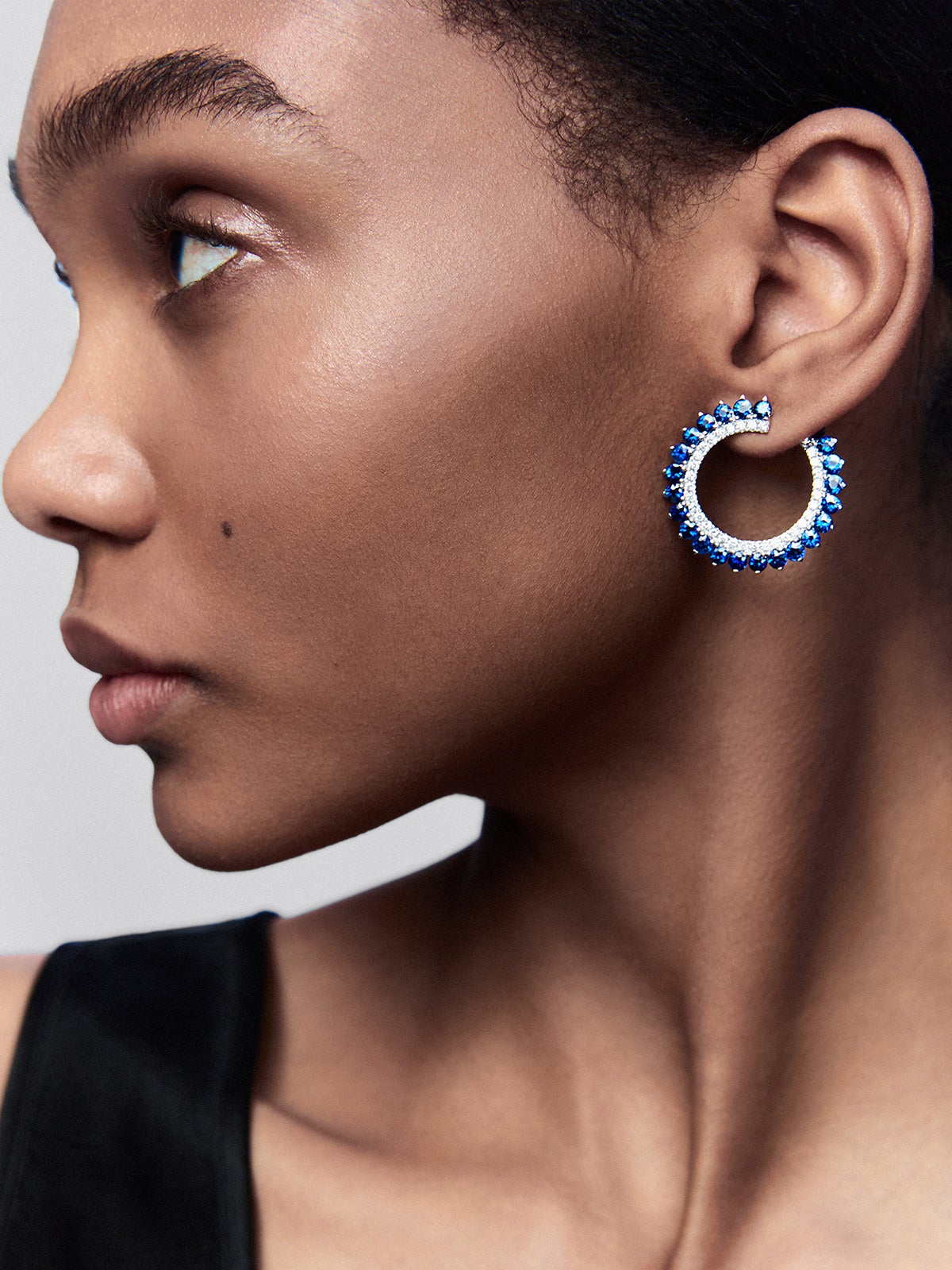 Pendientes de aro de oro blanco de 18K con zafiros azules en talla brillante de 7,17 cts y diamantes blancos en talla brillante de 1,21 cts