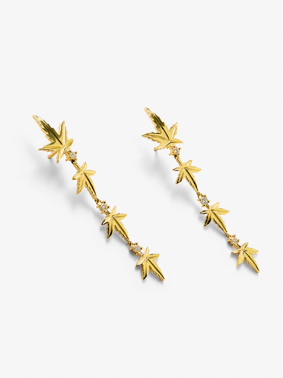 Pendientes de oro amarillo de 18K con 6 diamantes en talla brillante con un total de 0,29 cts y forma de hojas de arce