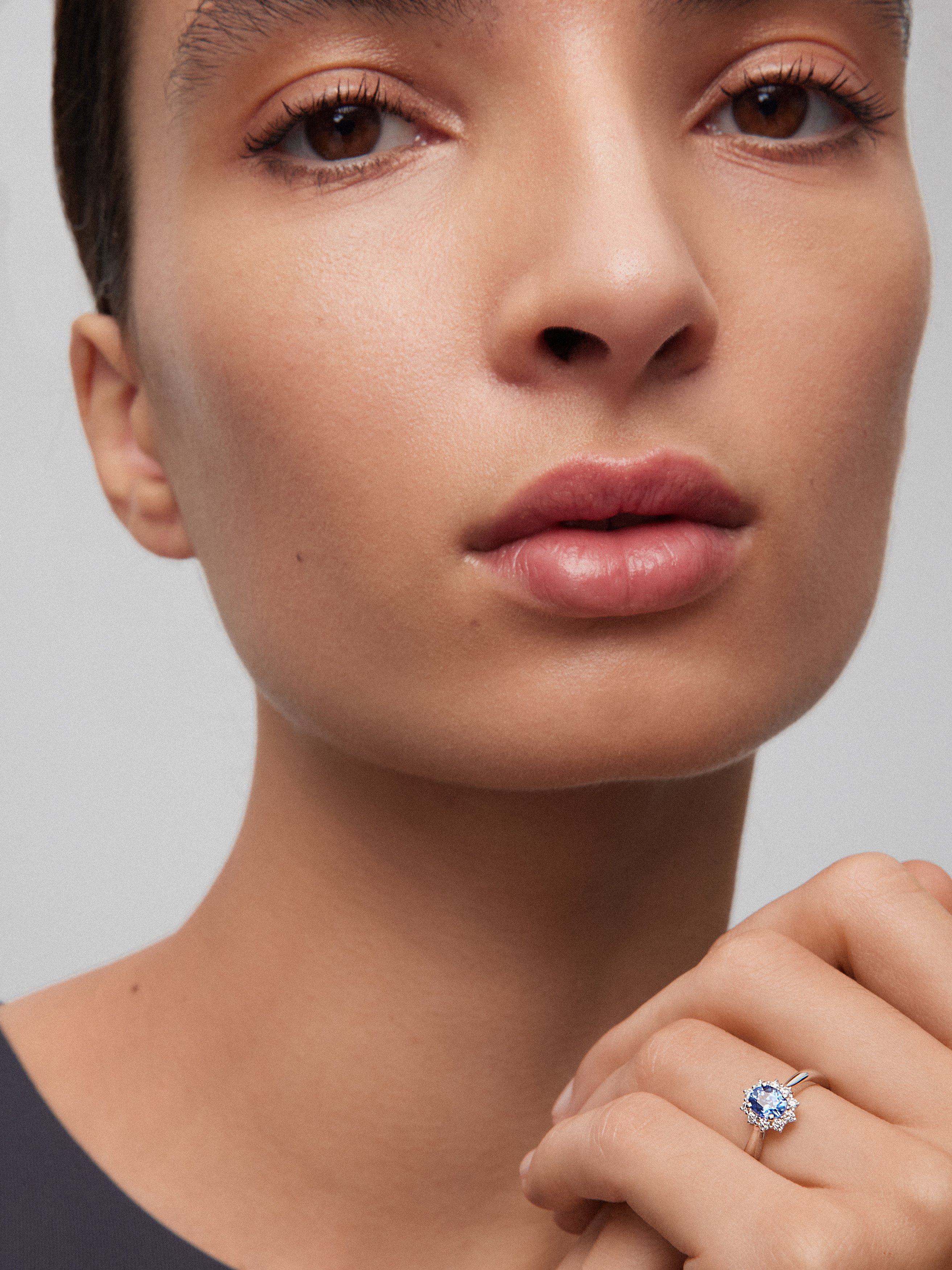 18K white gold ring with oval-cut blue sapphire of 0.3 cts and brilliant-cut diamonds with a total of 0.17 cts