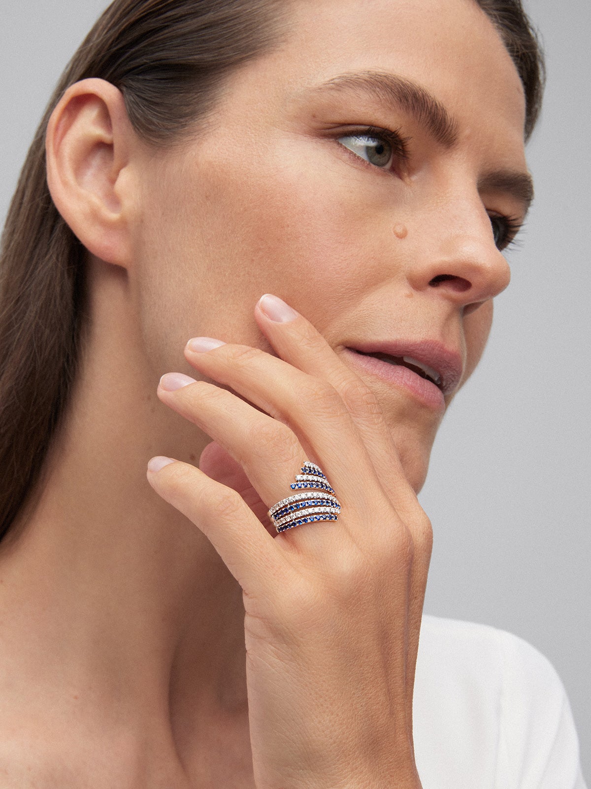 Anillo de oro blanco de 18K con diamante y zafiro