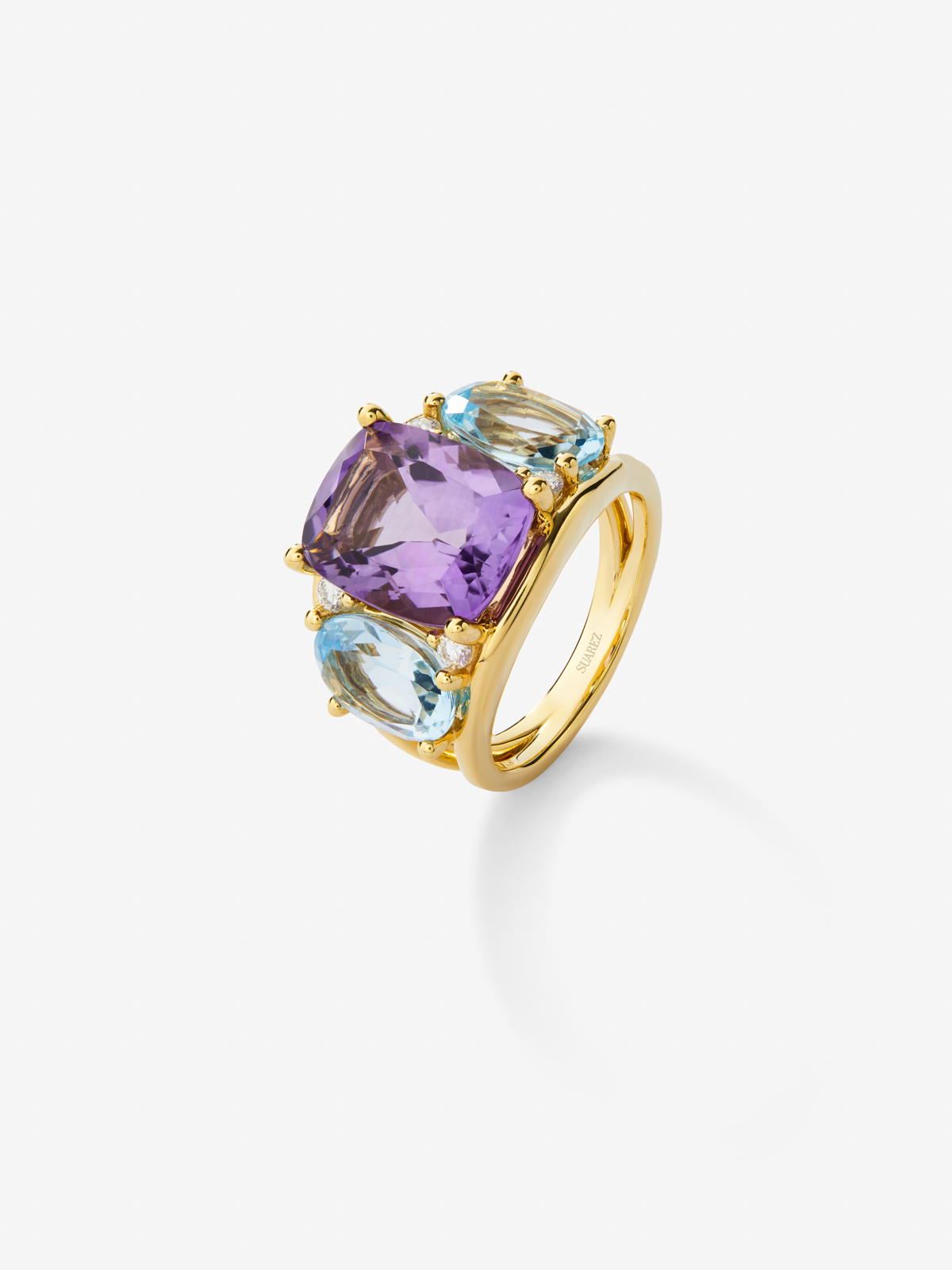 18K yellow gold ring with purple ameter in 5.5 cts Cushion size, Sky blue sky tapacios in 4.65 cts and white diamonds in a brilliant size of 0.15 cts