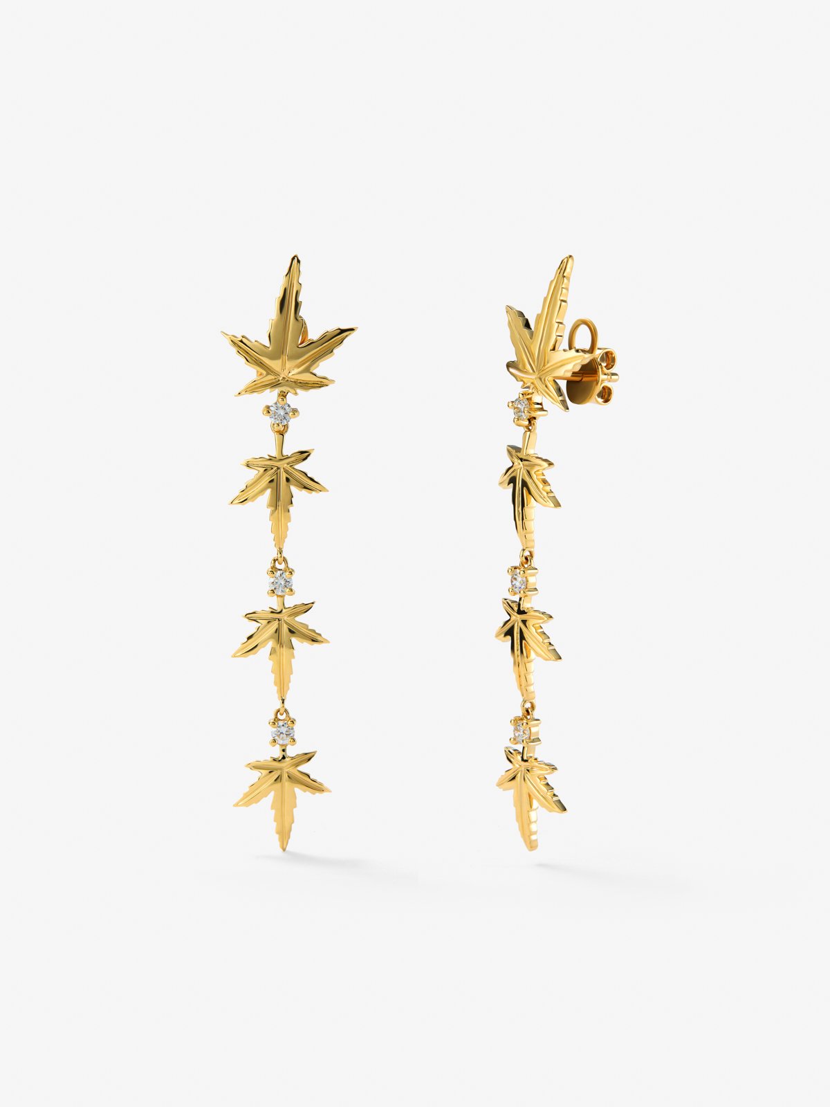 Pendientes de oro amarillo de 18K con 6 diamantes en talla brillante con un total de 0,29 cts y forma de hojas de arce
