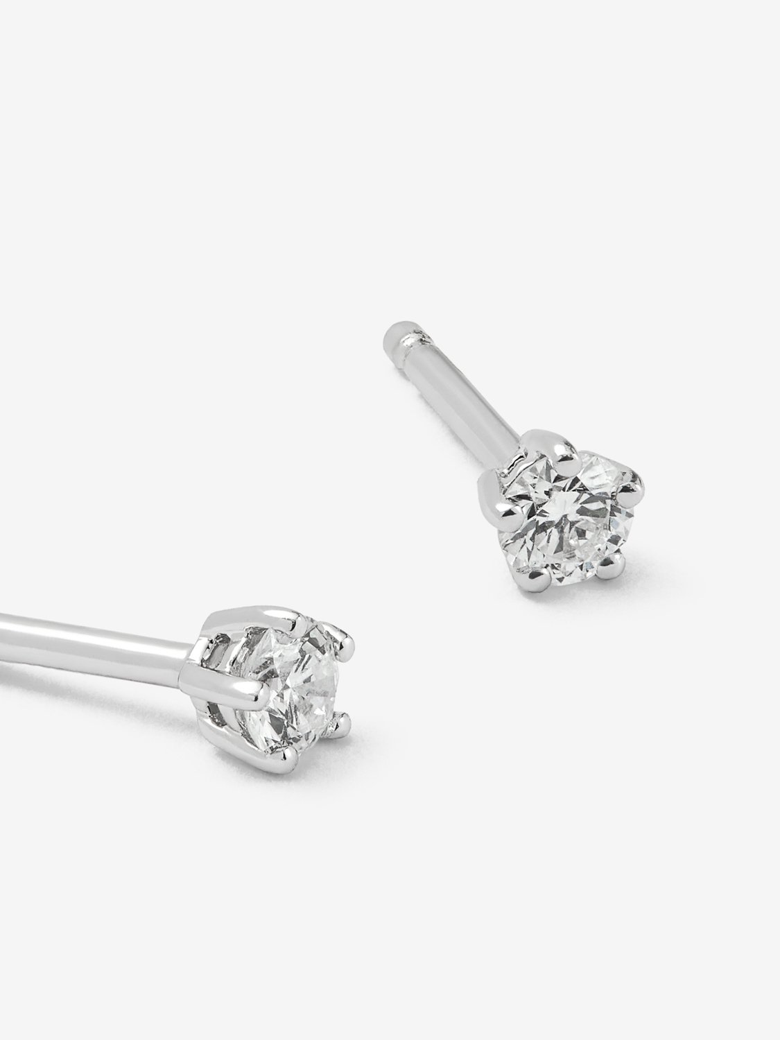 Pendientes de oro blanco de 18K con 2 diamantes en talla brillante con un total de 0,2 cts