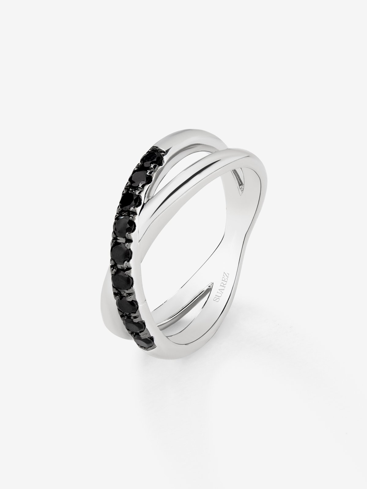 Anillo cruzado de plata 925 con 9 espinelas negras en talla brillante con un total de 0,24 cts