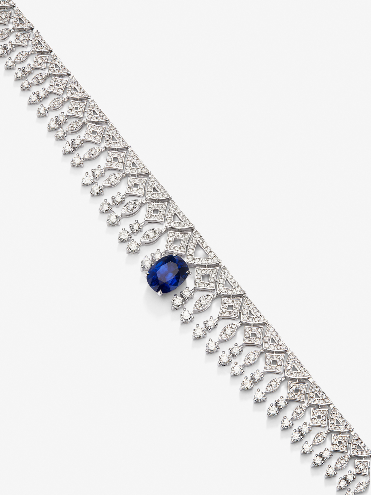 Collar de oro blanco de 18K con zafiro azul royal en talla oval de 3,92 y diamantes blancos en talla brillante de 9,27 cts