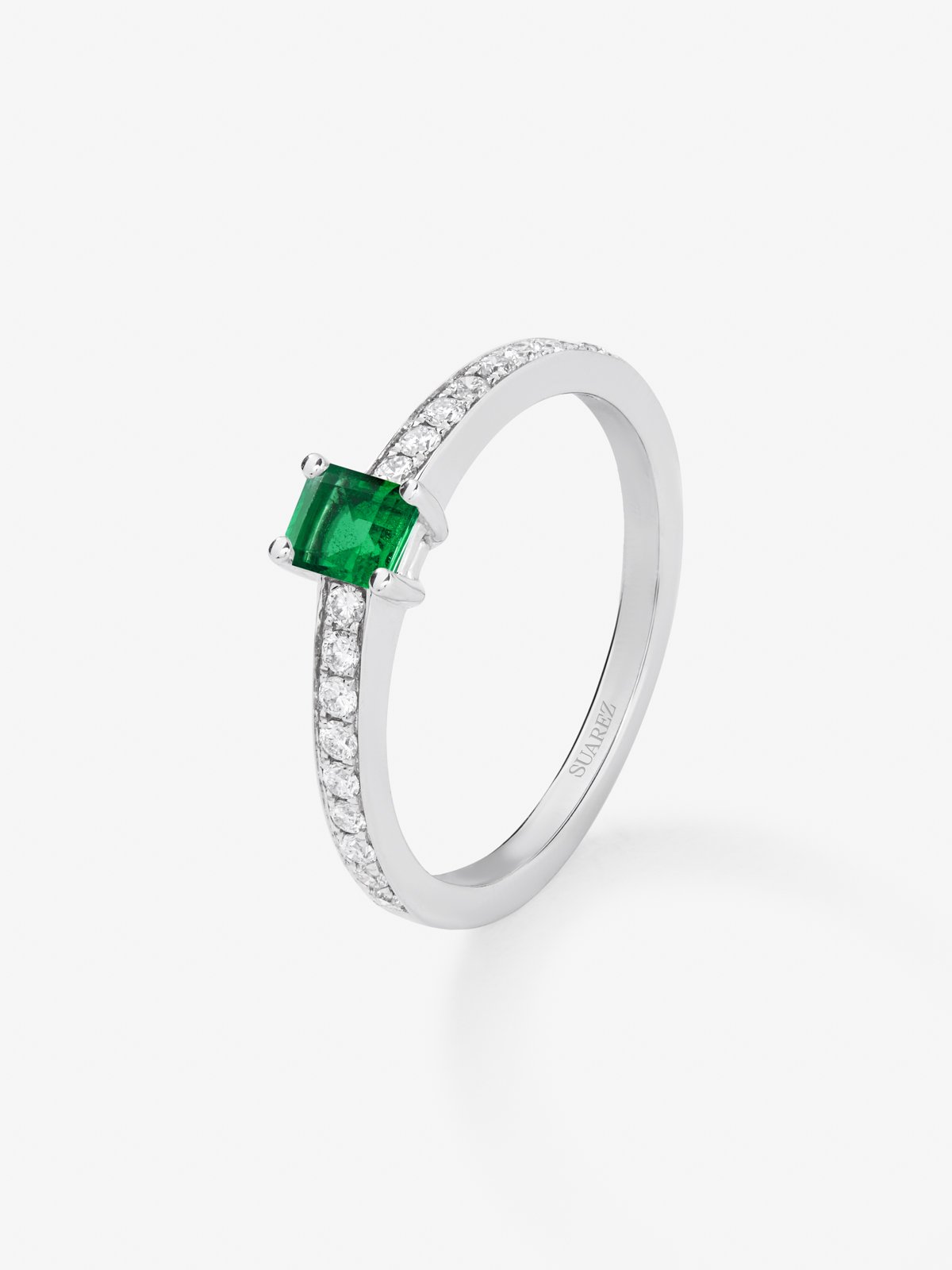 Anillo solitario de oro blanco de 18K con esmeralda y diamante