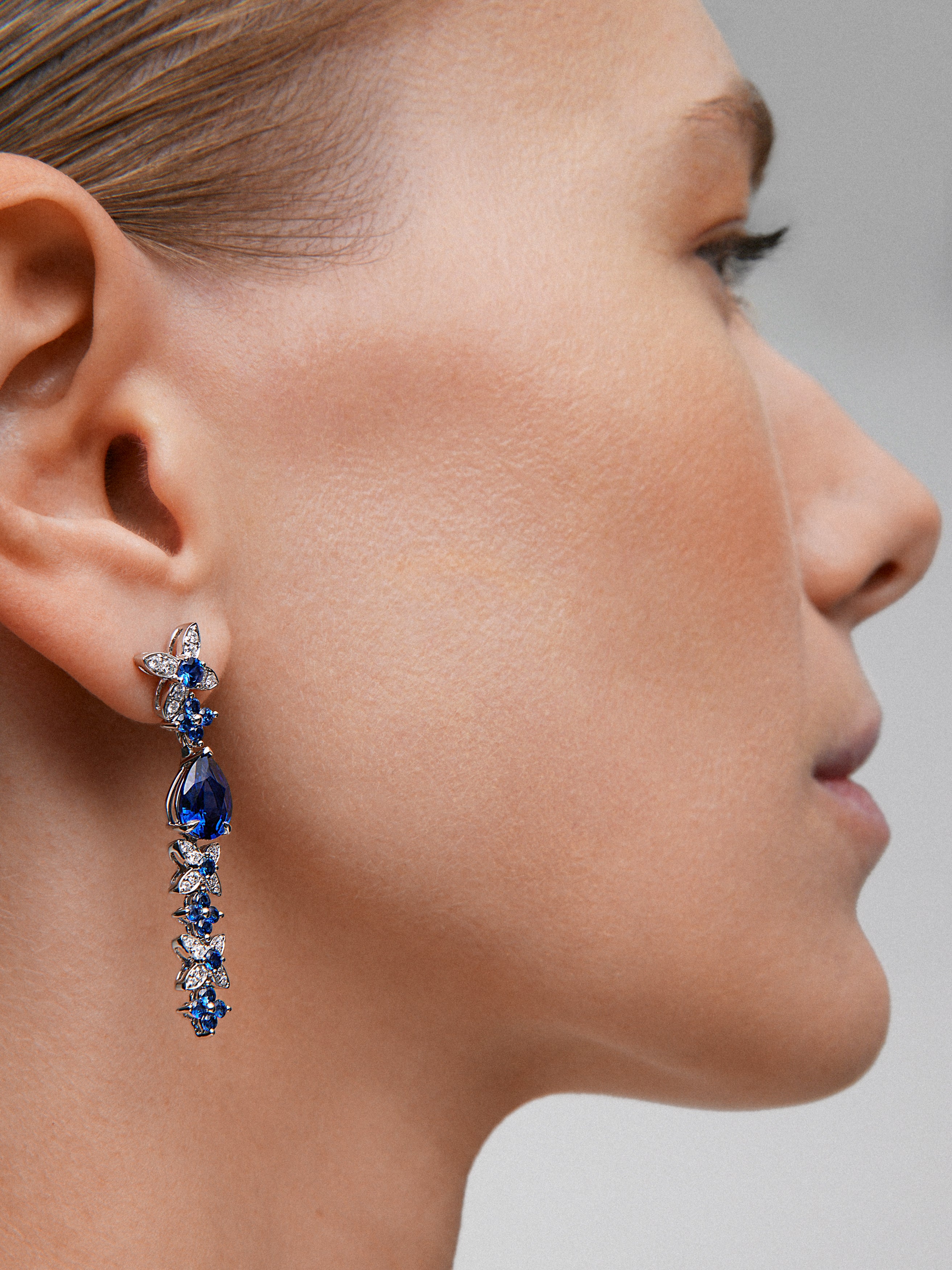 Pendientes de oro blanco de 18K con zafiros azul royal en talla pera de 4,05 cts, zafiros azules en talla brillante de 1,27 cts y diamantes blancos en talla brillante de 0,5 cts