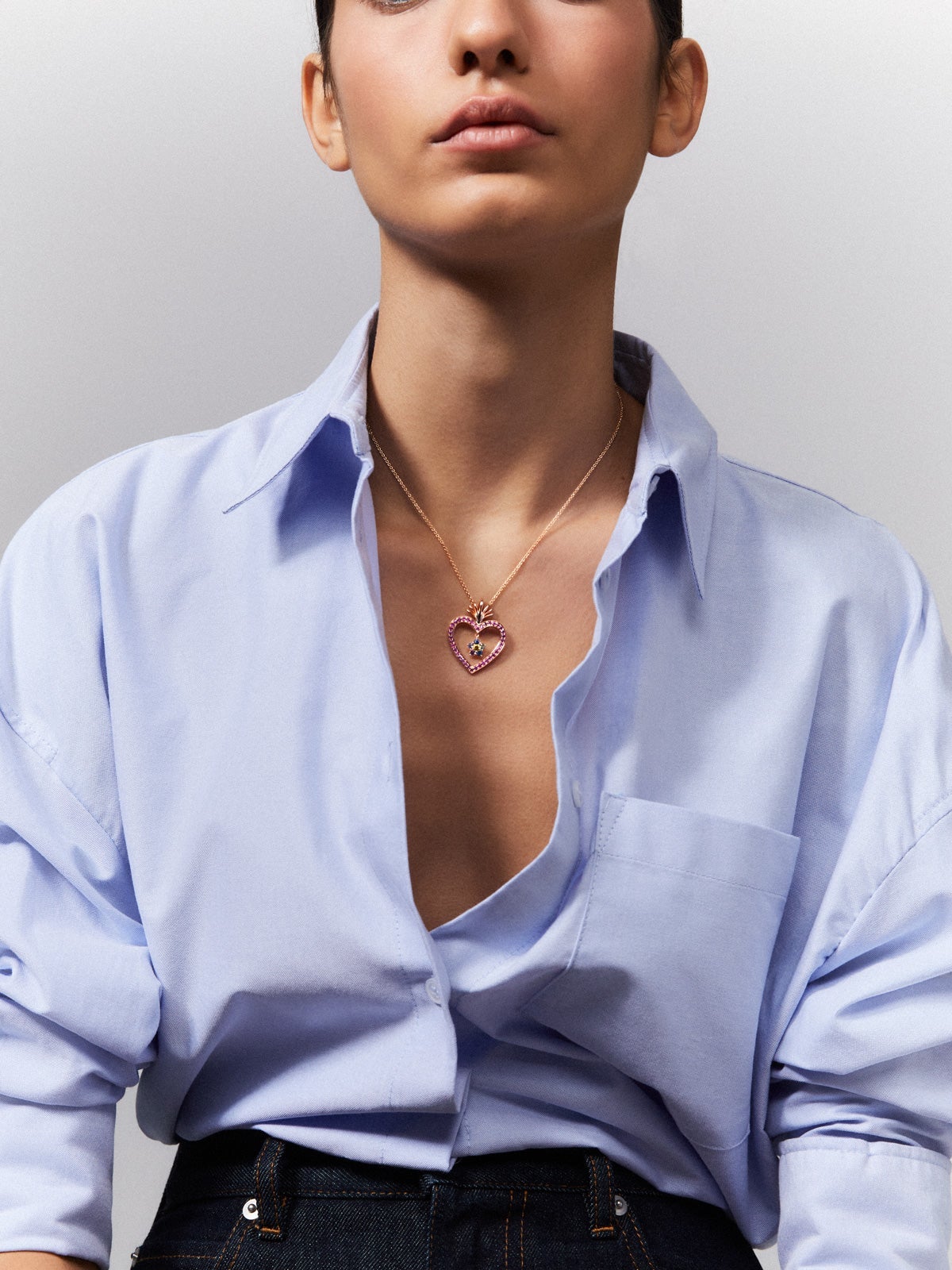 Colgante corazón de oro rosa de 18kt con flor colgante y zafiros multicolor