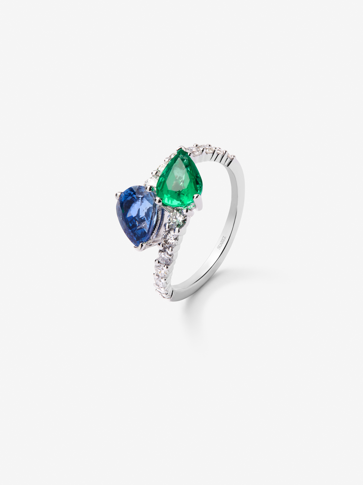 You and I 18k White Gold Ring with intense blue zafiro in 1.49 cts pear size, emerald green in 1.04 cts pear size and white diamonds in a bright size of 0.64 cts