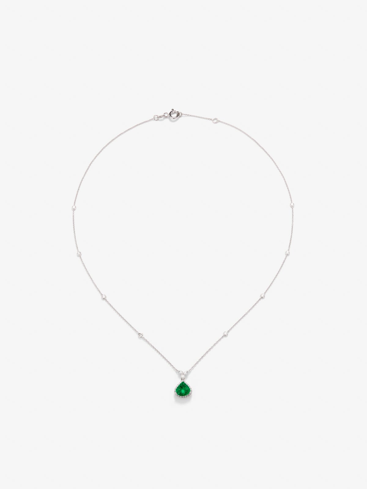 Colgante de oro blanco de 18K con esmeralda verde en talla pera de 1,19 cts y diamantes blancos en talla brillante de 0,27 cts