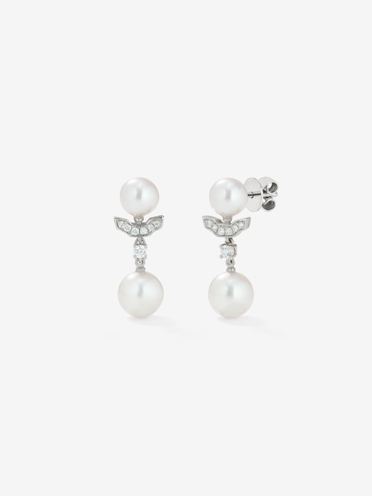 Pendiente pequeño de oro blanco de 18k con perlas Akoya y diamantes