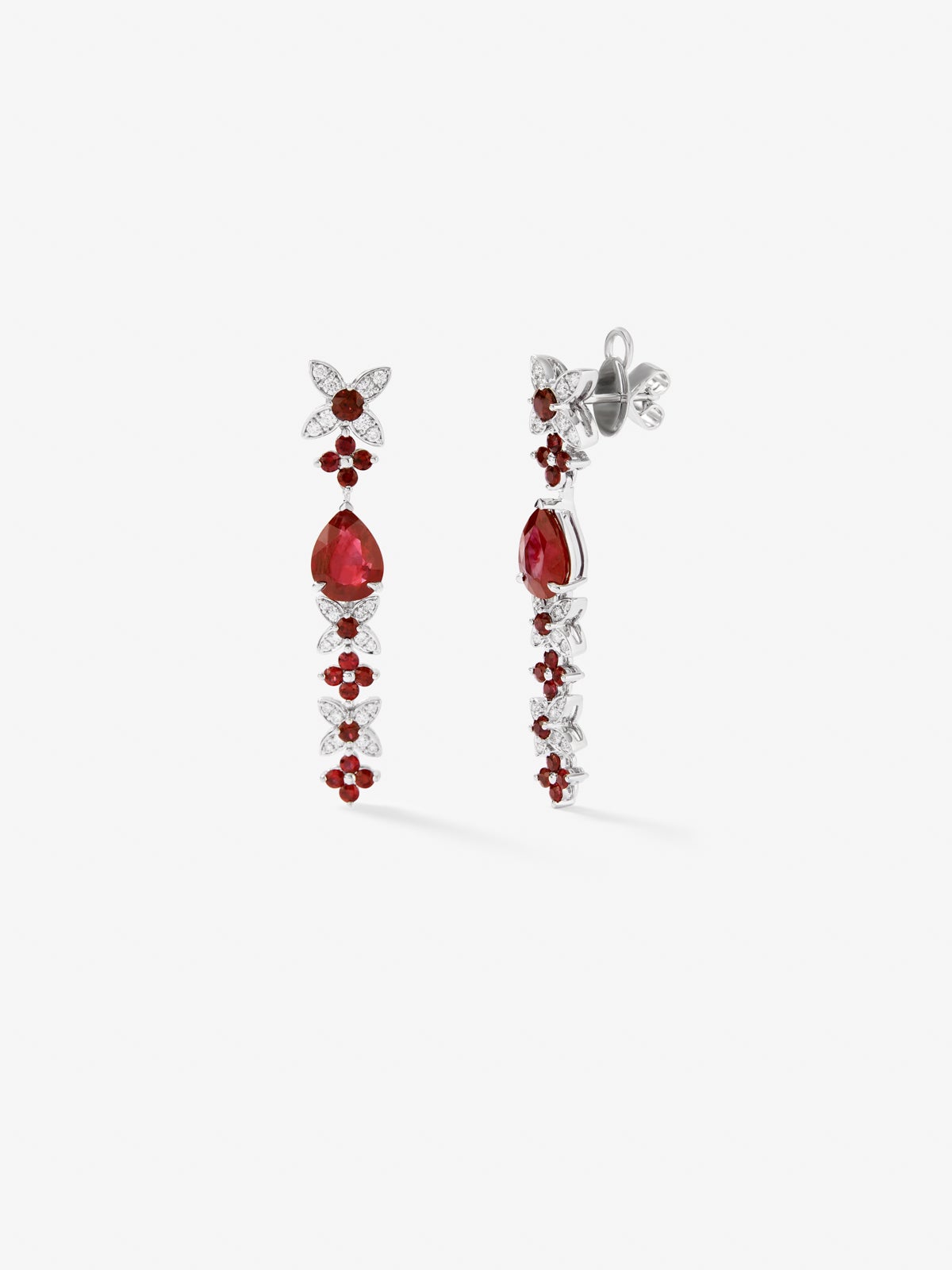 Pendientes de oro blanco de 18K con rubíes rojo pigeon blod en talla pera de 3,95 cts, rubíes rojos en talla brillante de 1,63 cts y diamantes blancos en talla brillante de 0,5 cts
