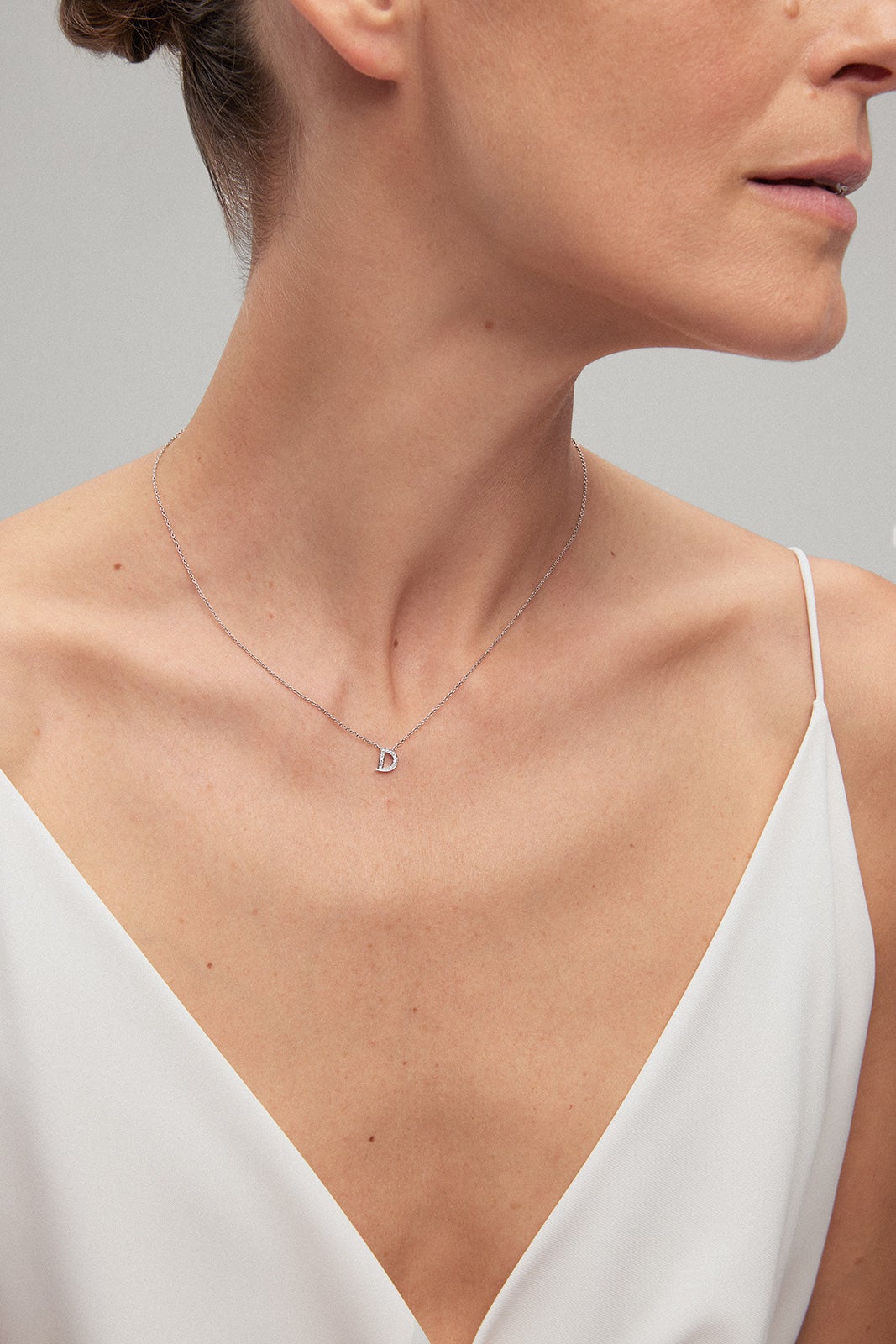 Colgante cadena con inicial de oro blanco de 18K y diamantes