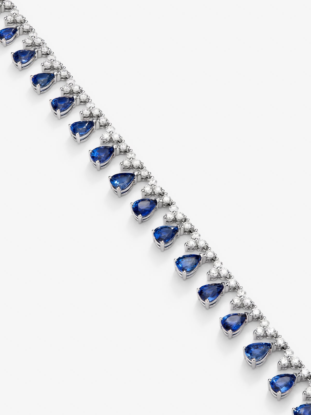 Collar rivière de oro blanco de 18K con zafiros azules en talla pera de 16,62 cts y diamantes blancos en talla brillante de 8,84 cts
