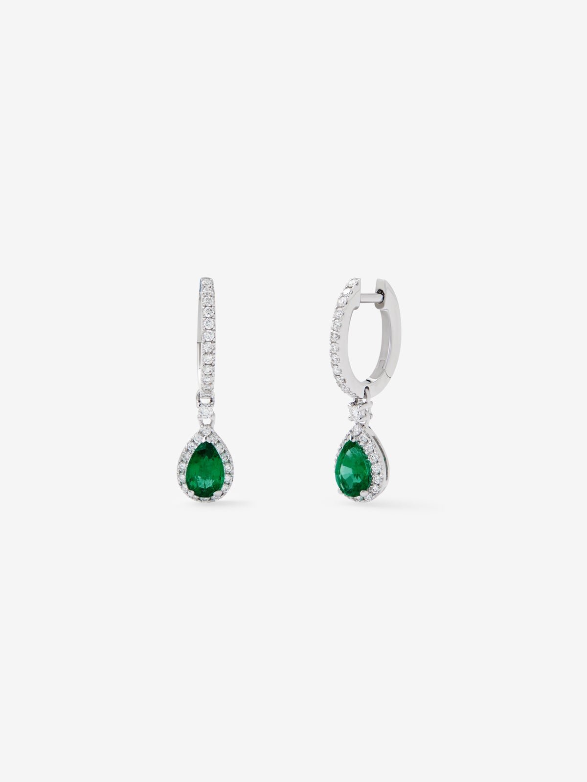 Pendientes de oro blanco de 18K con 2 esmeraldas en talla pera con un total de 0,8 cts y diamantes en talla brillante con un total de 0,32 cts