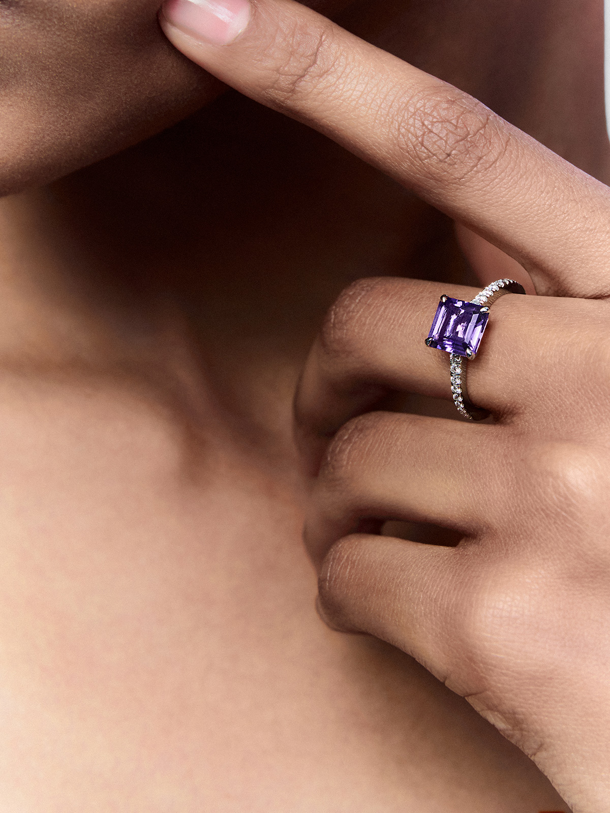 18K yellow gold solitary ring with purple amethyst in radiant size 1.79 cts and 0.18 cts white diamonds