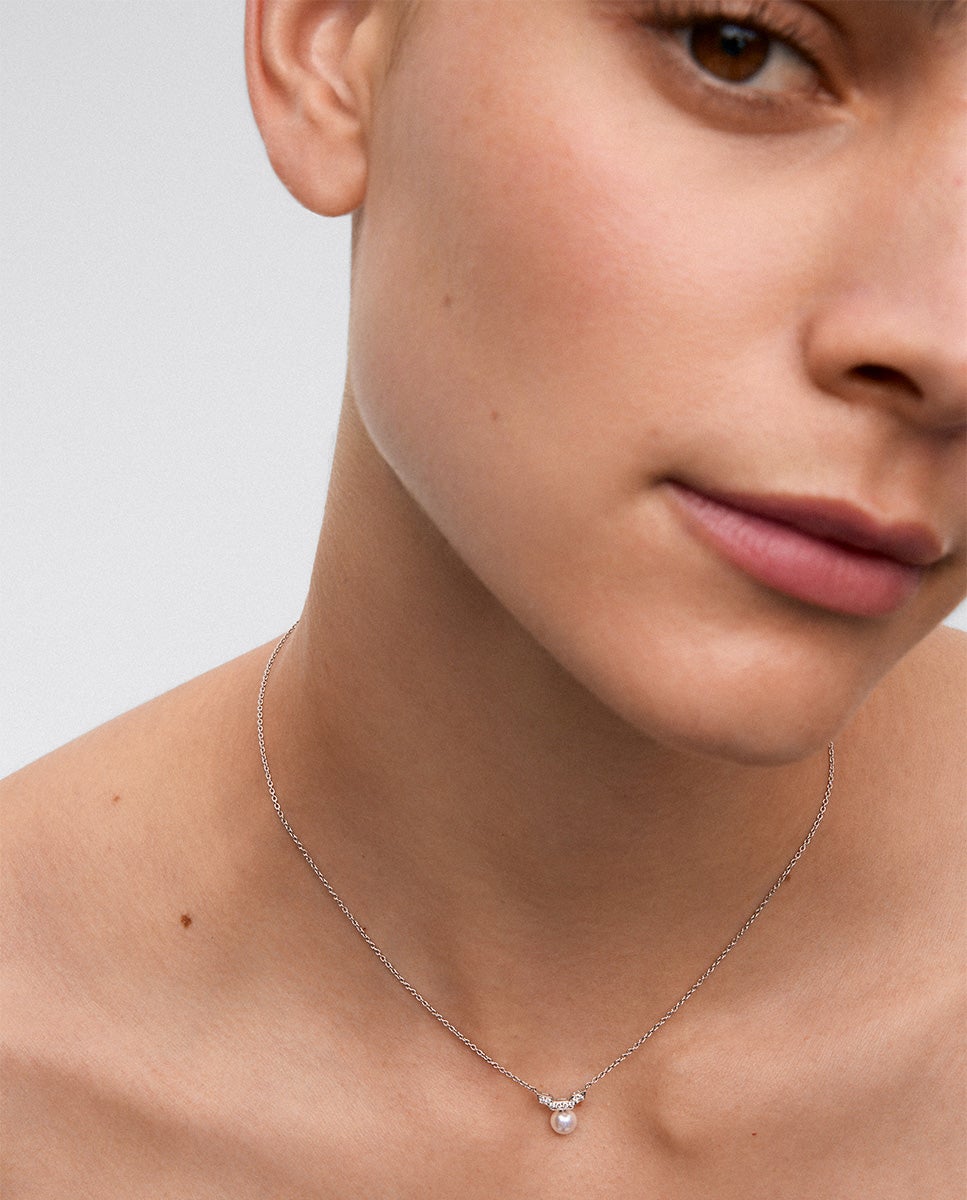 18k white gold pendant necklace with Akoya pearl and diamonds.