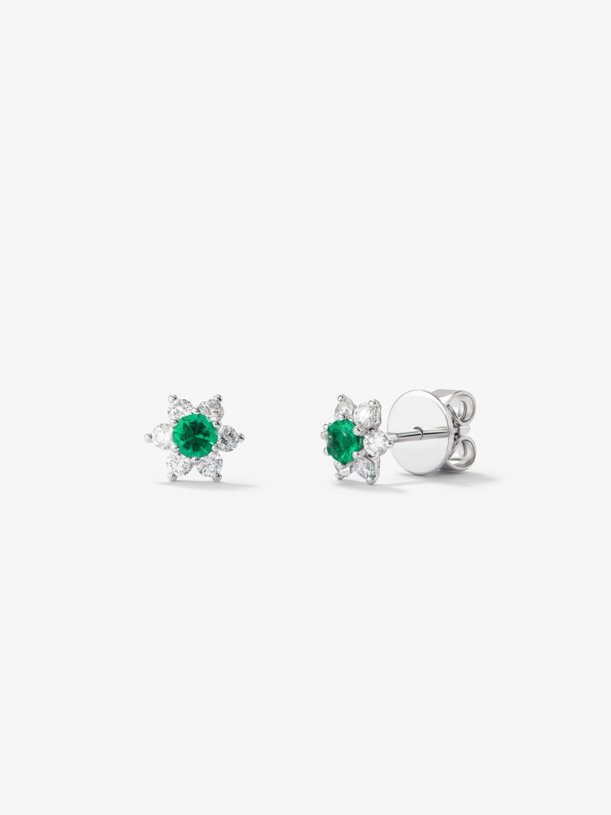 Pendientes de oro blanco de 18K con 2 esmeraldas en talla brillante con un total de 0,18 cts y 12 diamantes en talla brillante con un total de 0,34 cts