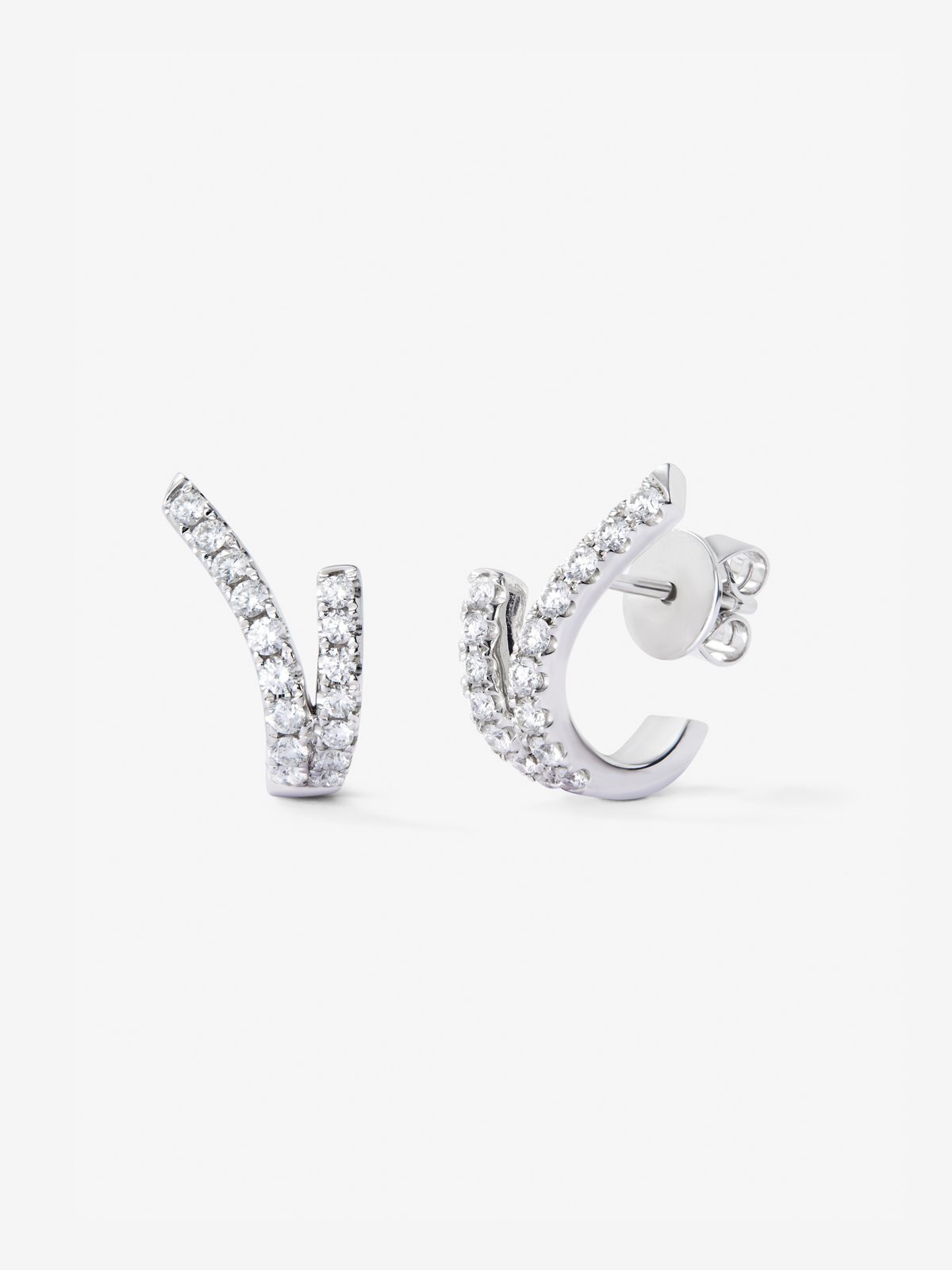 Pendientes de oro blanco de 18K con 32 diamantes en talla brillante con un total de 0,56 cts