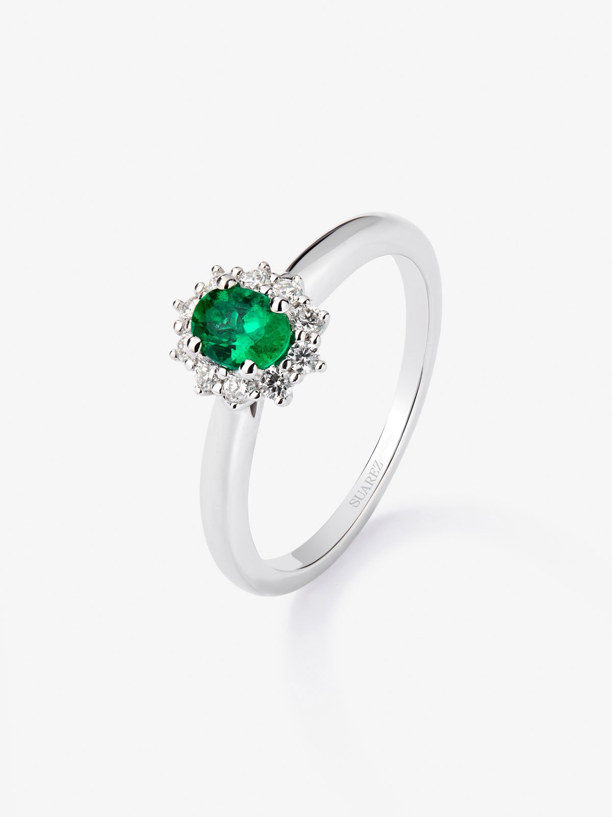 Anillo de oro blanco de 18K con esmeralda verde en talla oval de 0,3 cts y 10 diamantes en talla brillante con un total de 0,24 cts