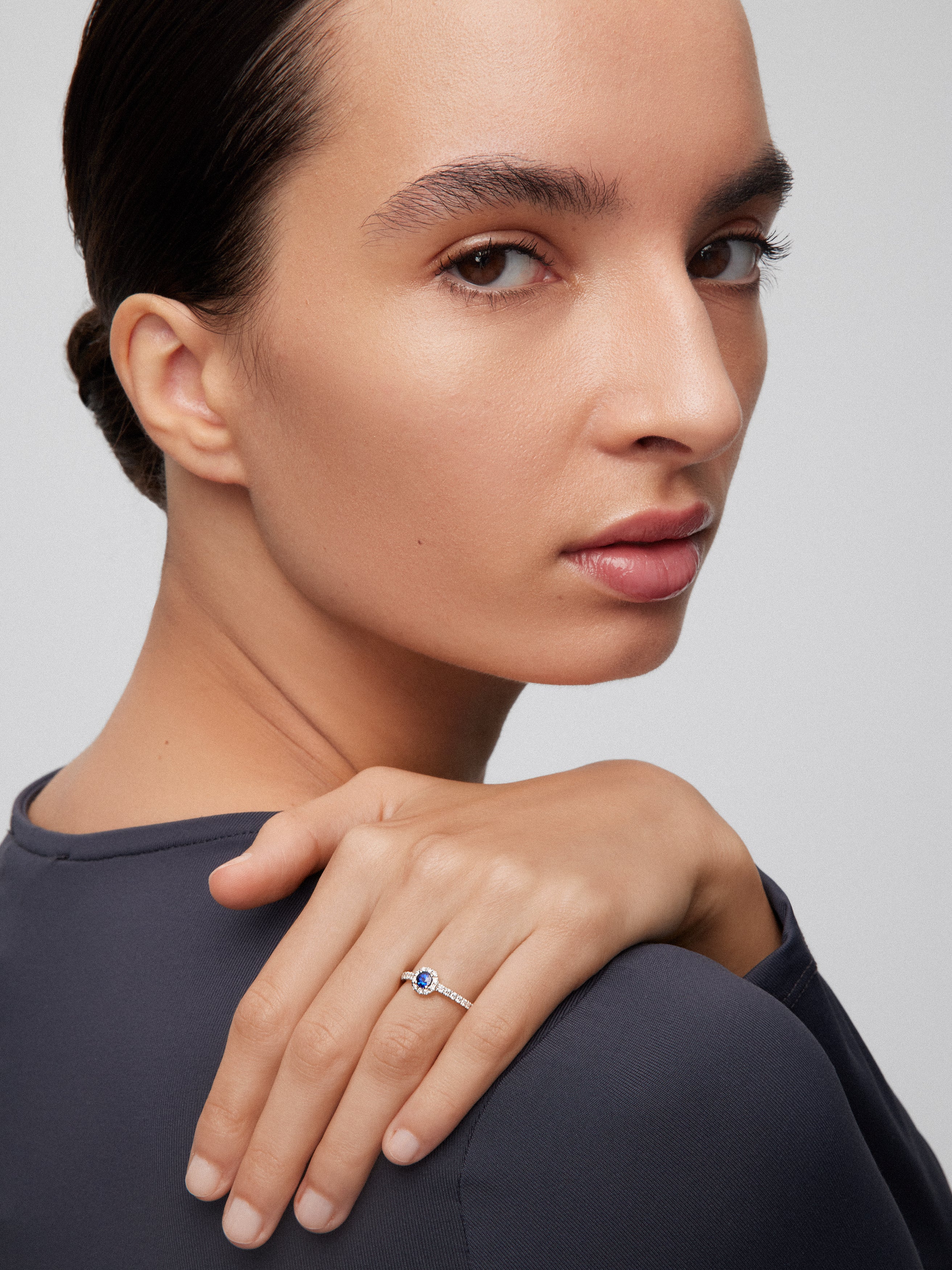 Anillo orla de oro blanco de 18K con zafiro y diamante