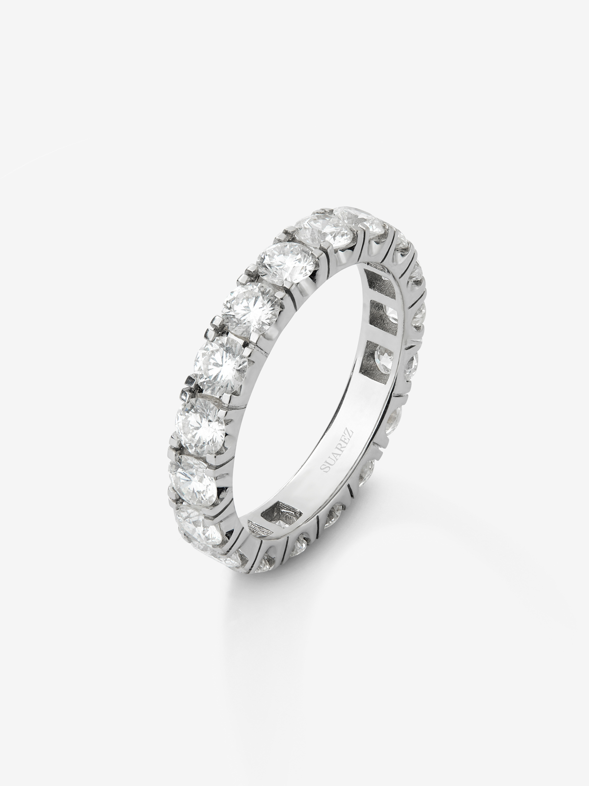 Anillo alianza entera de compromiso de oro blanco de 18K con diamantes en garra