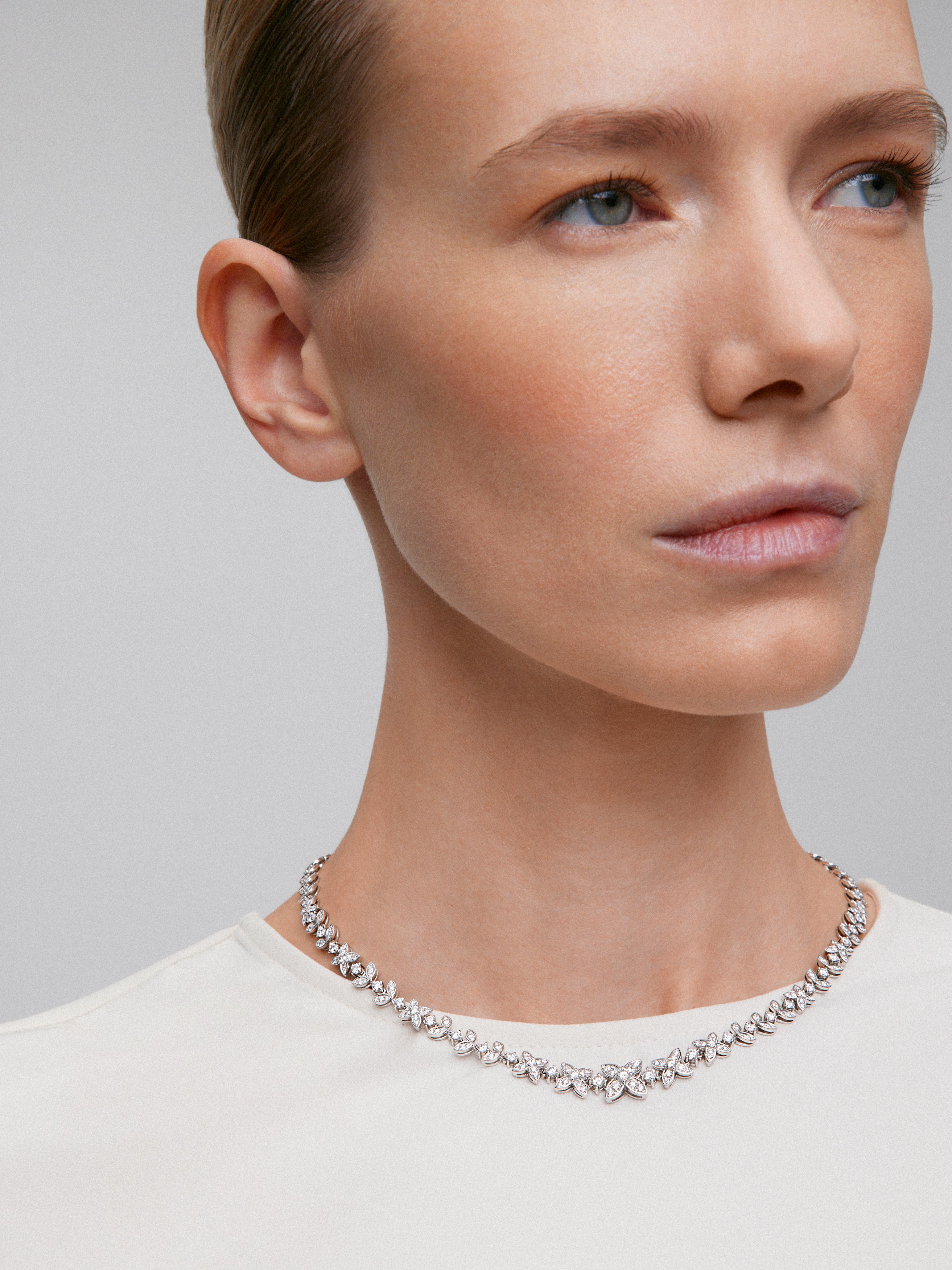 Collar de oro blanco de 18K con diamantes blancos en talla brillante de 7,81 cts