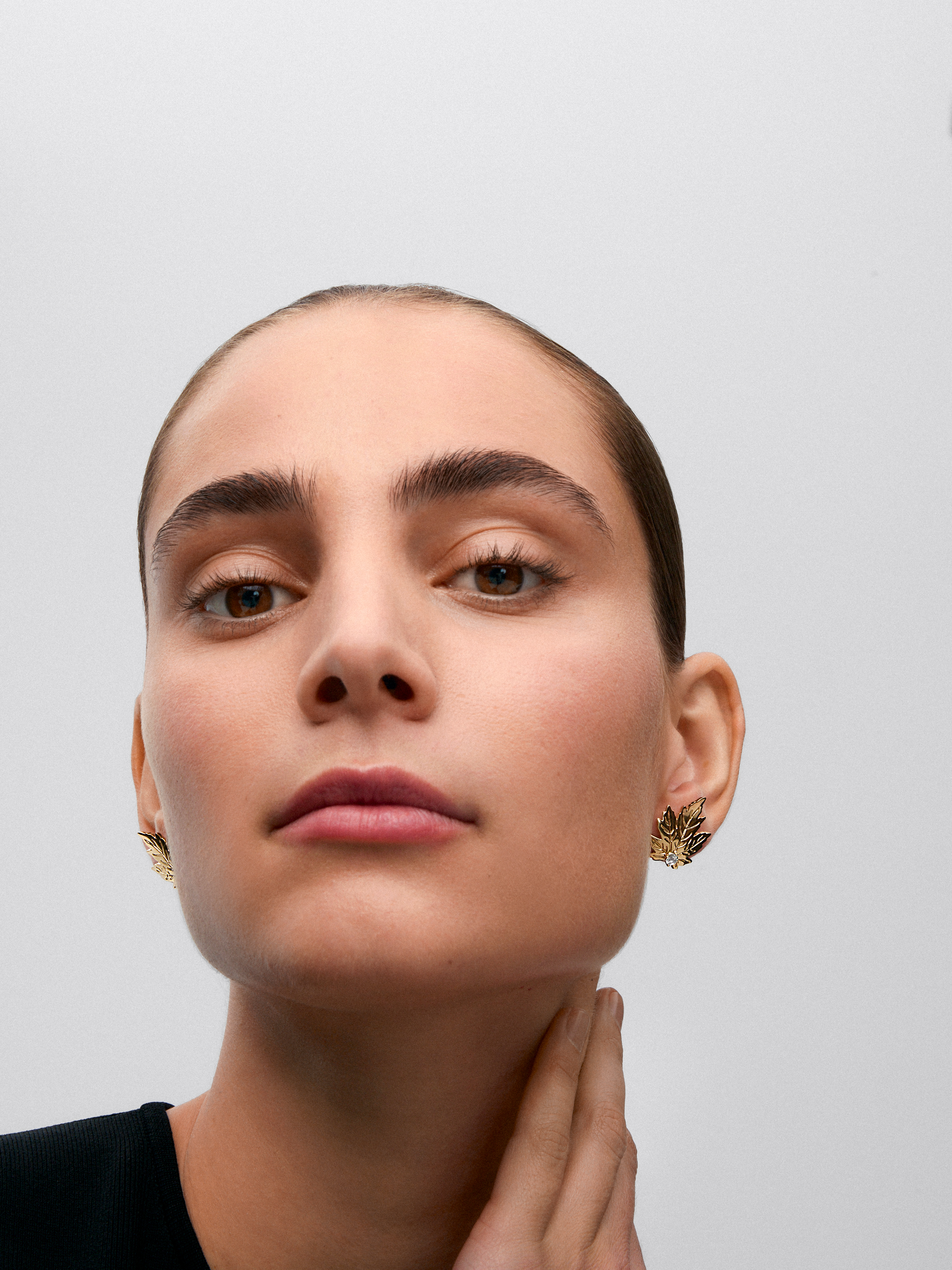 Pendientes de oro amarillo de 18K con 2 diamantes centrales en talla brillante y forma de hoja de arce