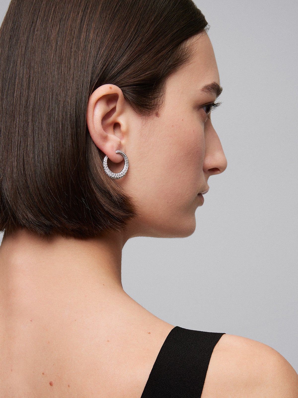 Pendientes de aro abiertos medianos de oro blanco de 18K con pavé de diamantes en talla brillante 2,13 cts