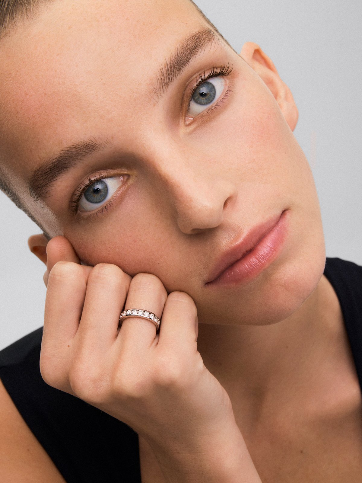 Media alianza de oro blanco de 18K con 12 diamantes en talla brillante con un total de 0,88 cts