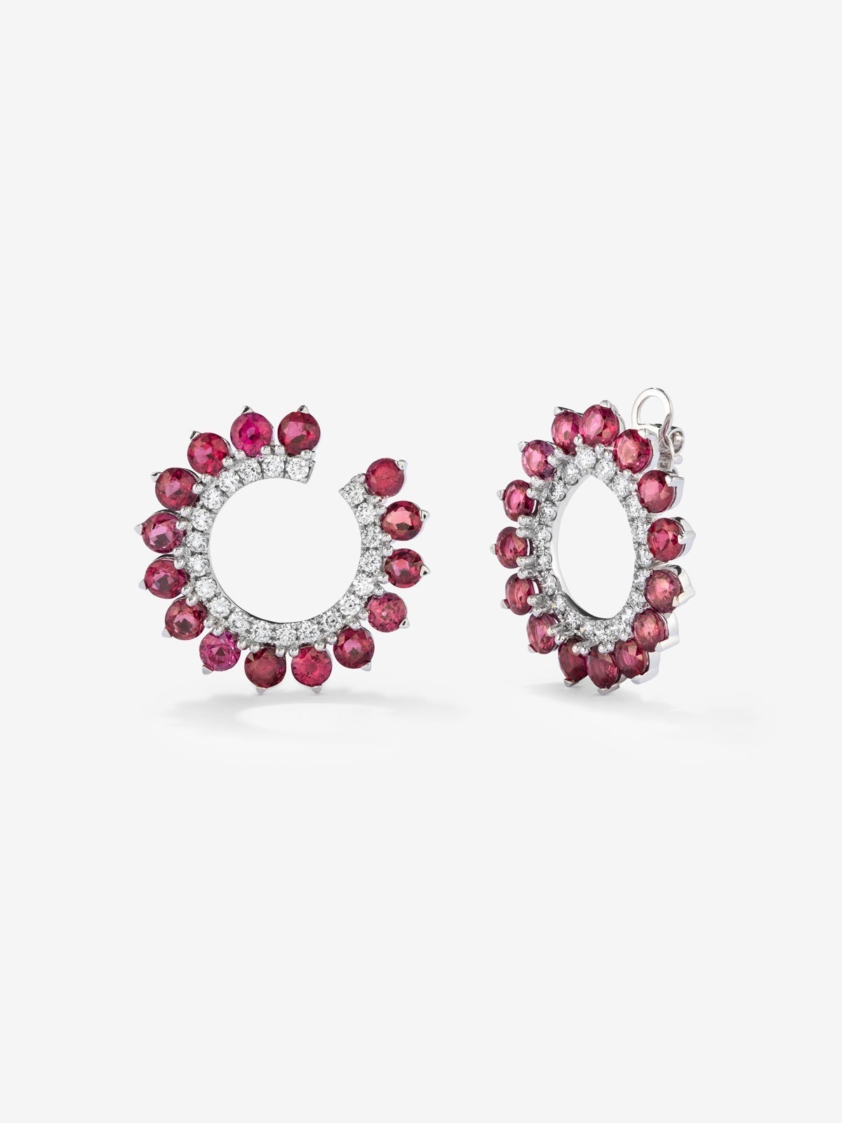Pendientes de aro de oro blanco de 18K con rubíes rojos en talla brillante de 6,52 cts y diamantes blancos en talla brillante de 1 cts