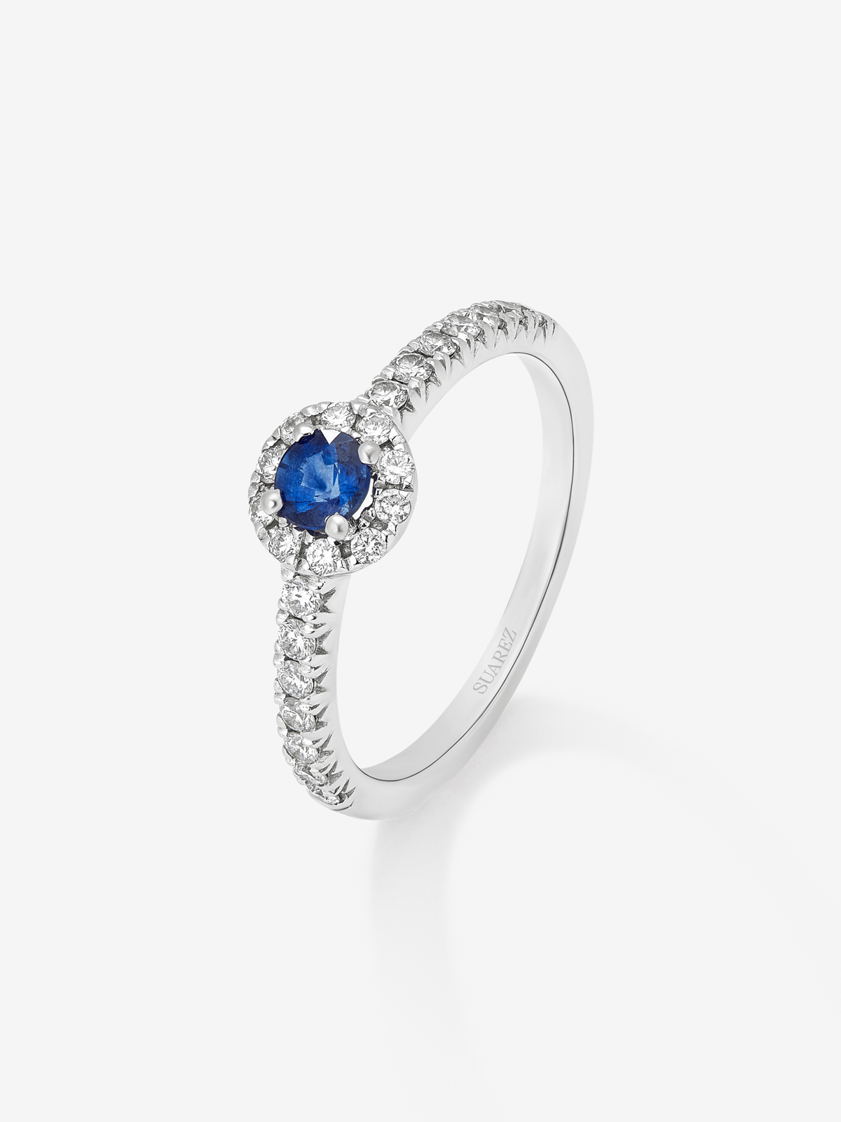Anillo orla de oro blanco de 18K con zafiro y diamante