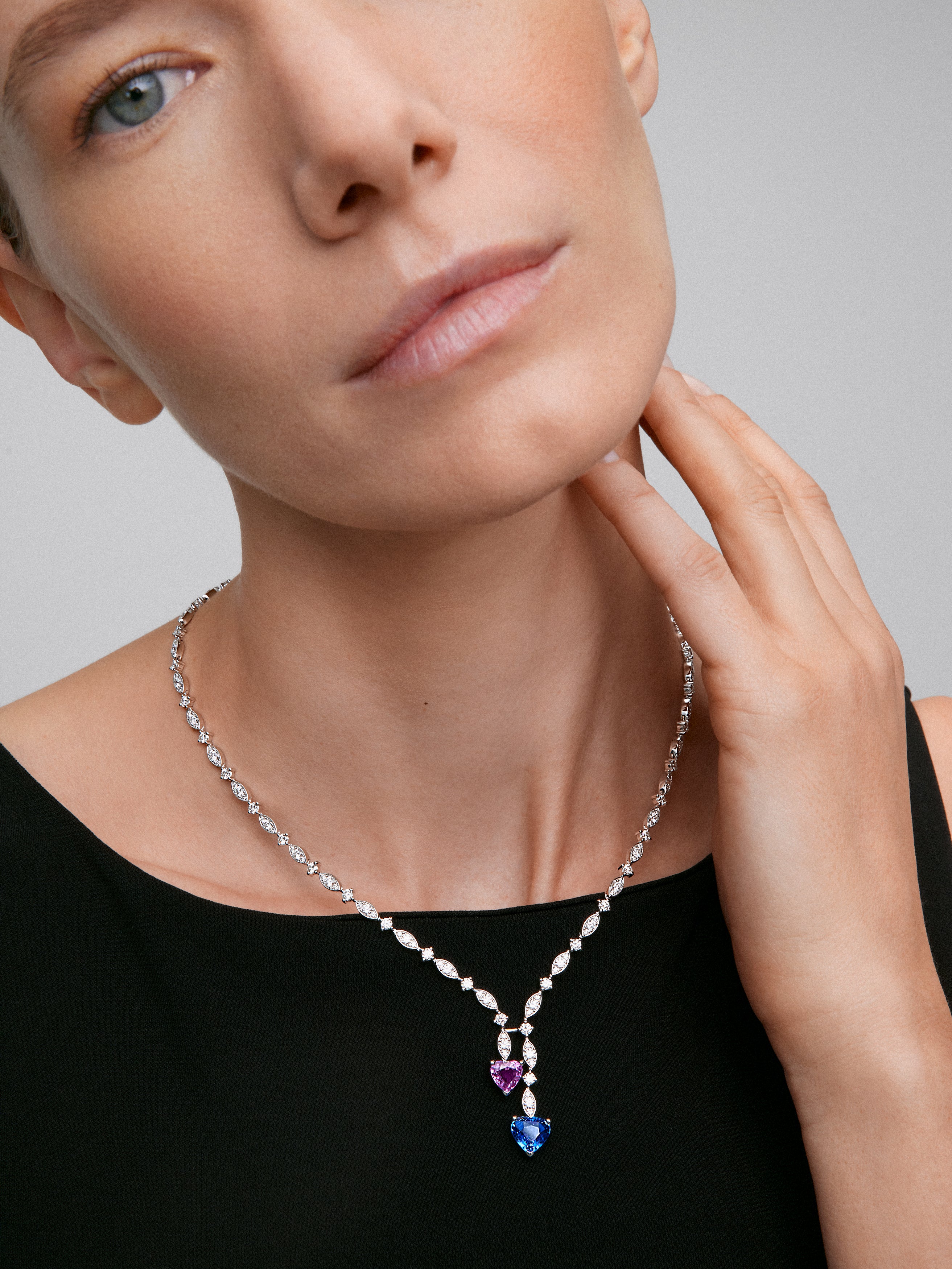 Collar de oro blanco de 18K con zafiro azul cornflower en talla corazón de 3,01 cts, zafiro rosa en talla corazón de 2,12 cts y diamantes blancos en talla brillante de 6,36 cts