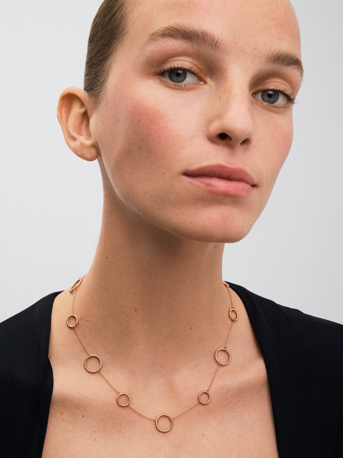 Collar círculos gallonados de oro rosa de 18kt