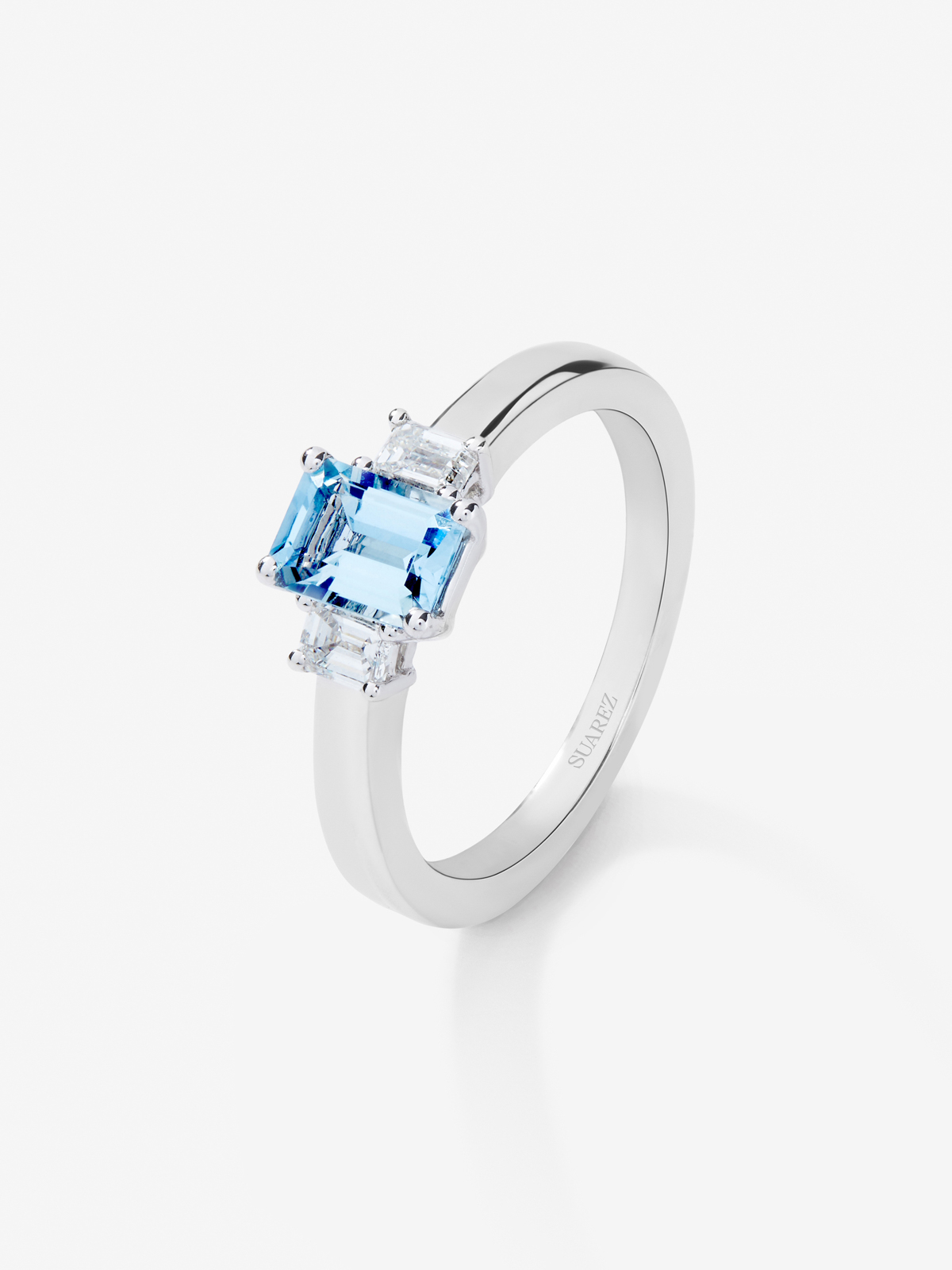 Anillo tresillo de oro blanco de 18K con aguamarina y diamante