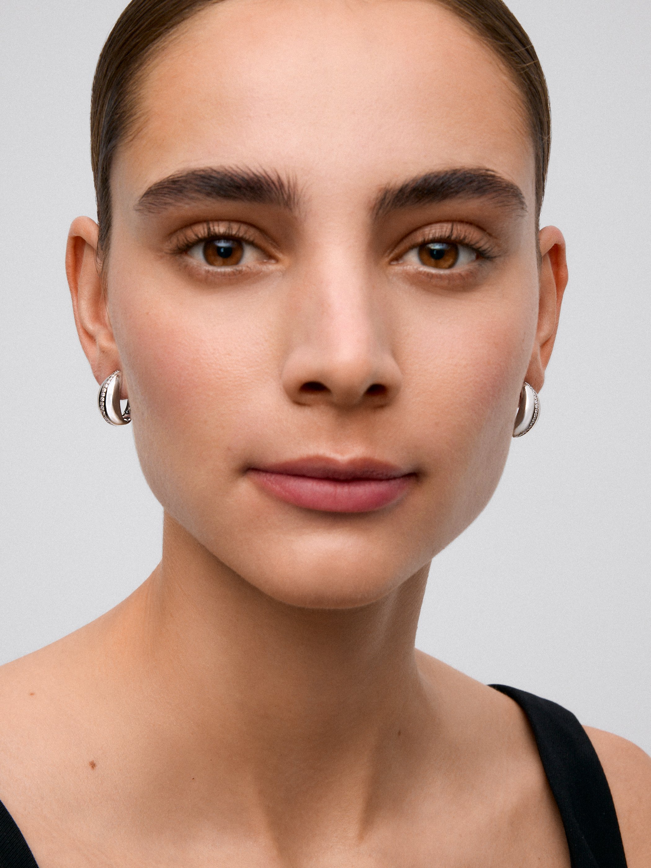 Pendientes de aro de oro blanco de 18K con pavé de diamantes en talla brillante