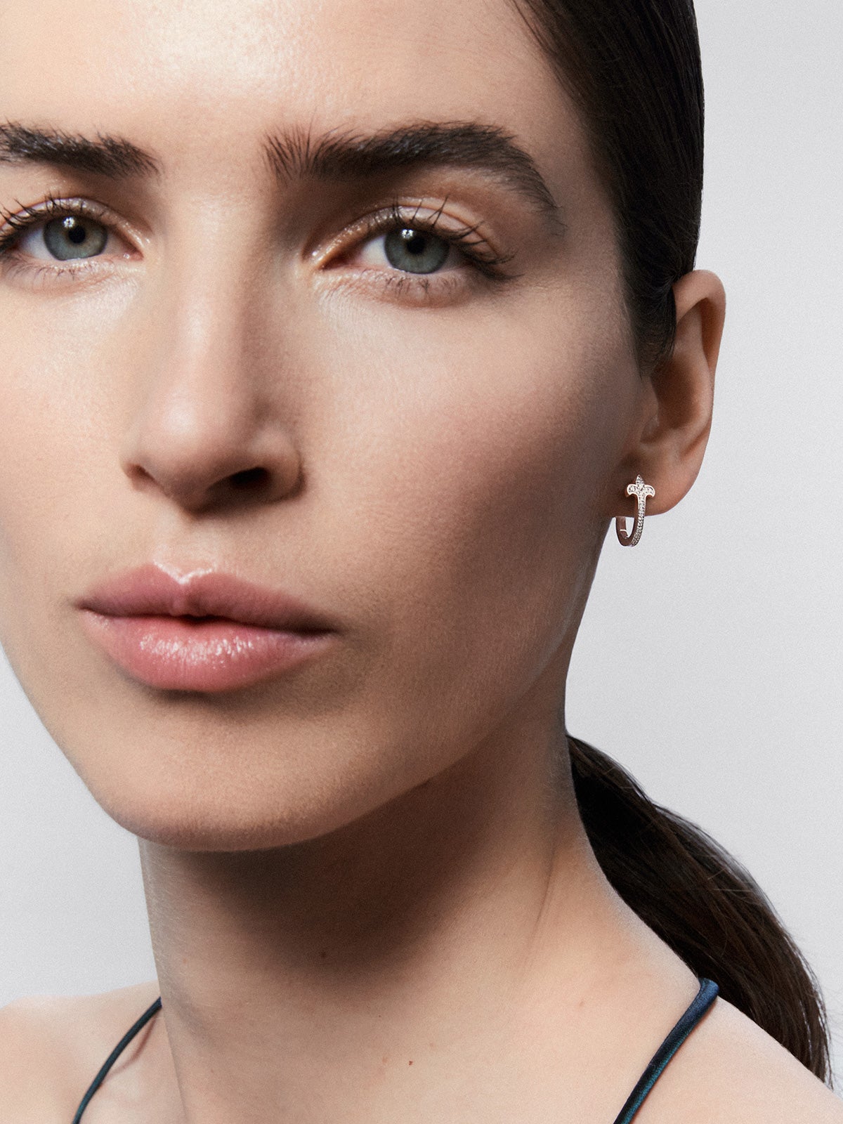 Pendientes de aro de oro blanco de 18K con diamante