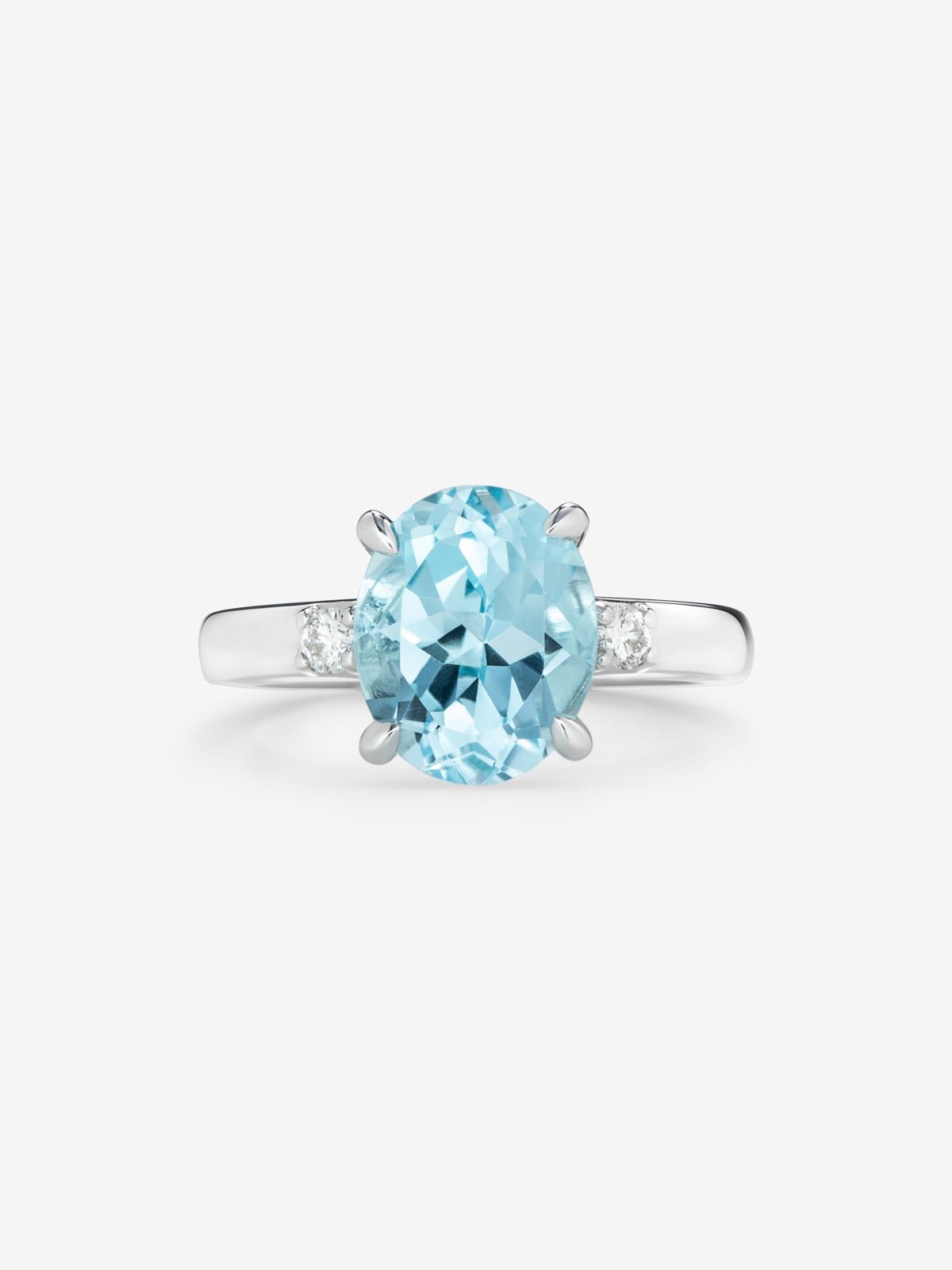 Anillo tresillo de plata 925 con topacio azul sky en talla oval de 3,78 cts y 2 diamantes en talla brillante con un total de 0,11 cts
