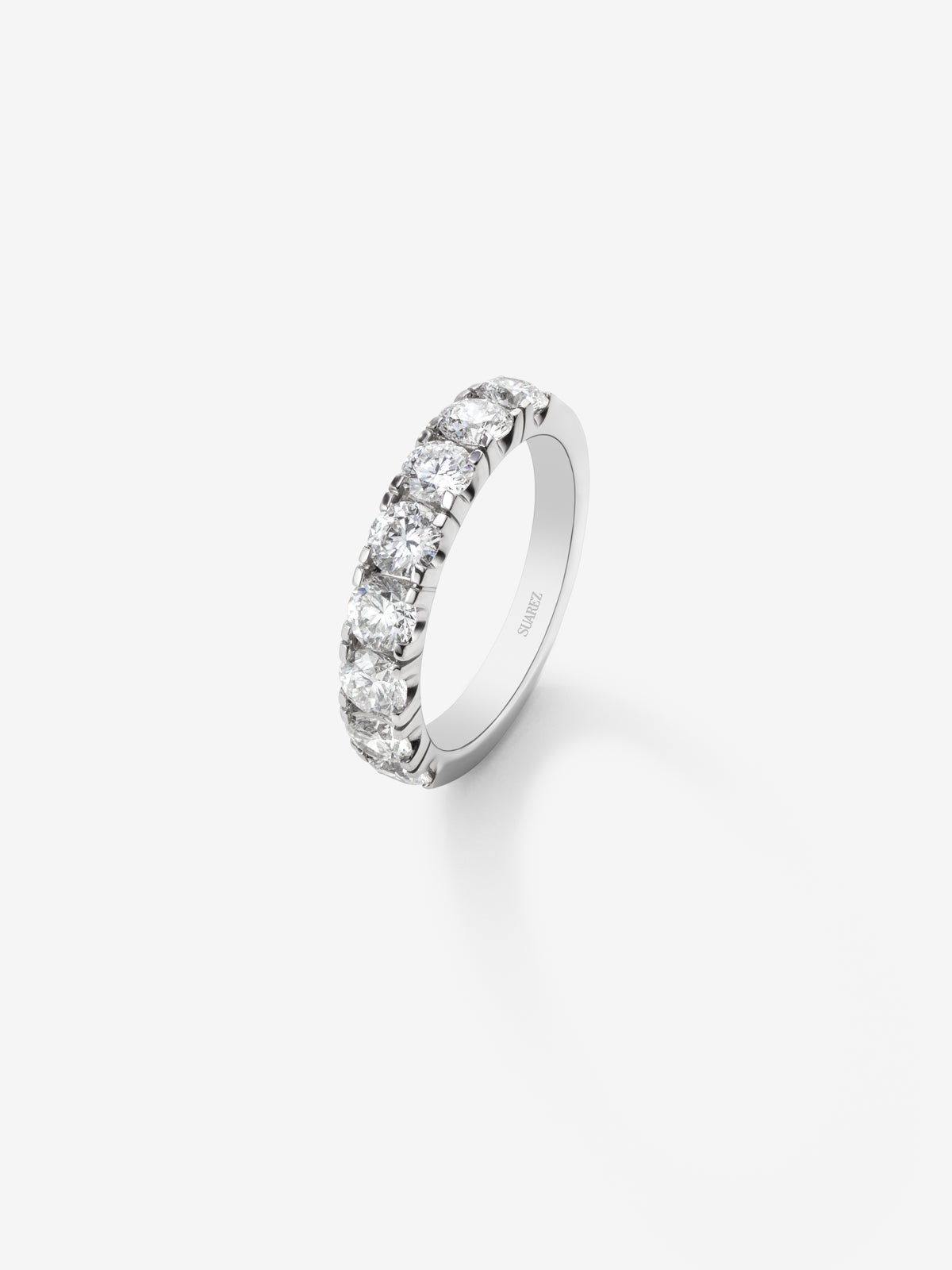 Anillo alianza media de compromiso de oro blanco de 18K con diamantes en garra
