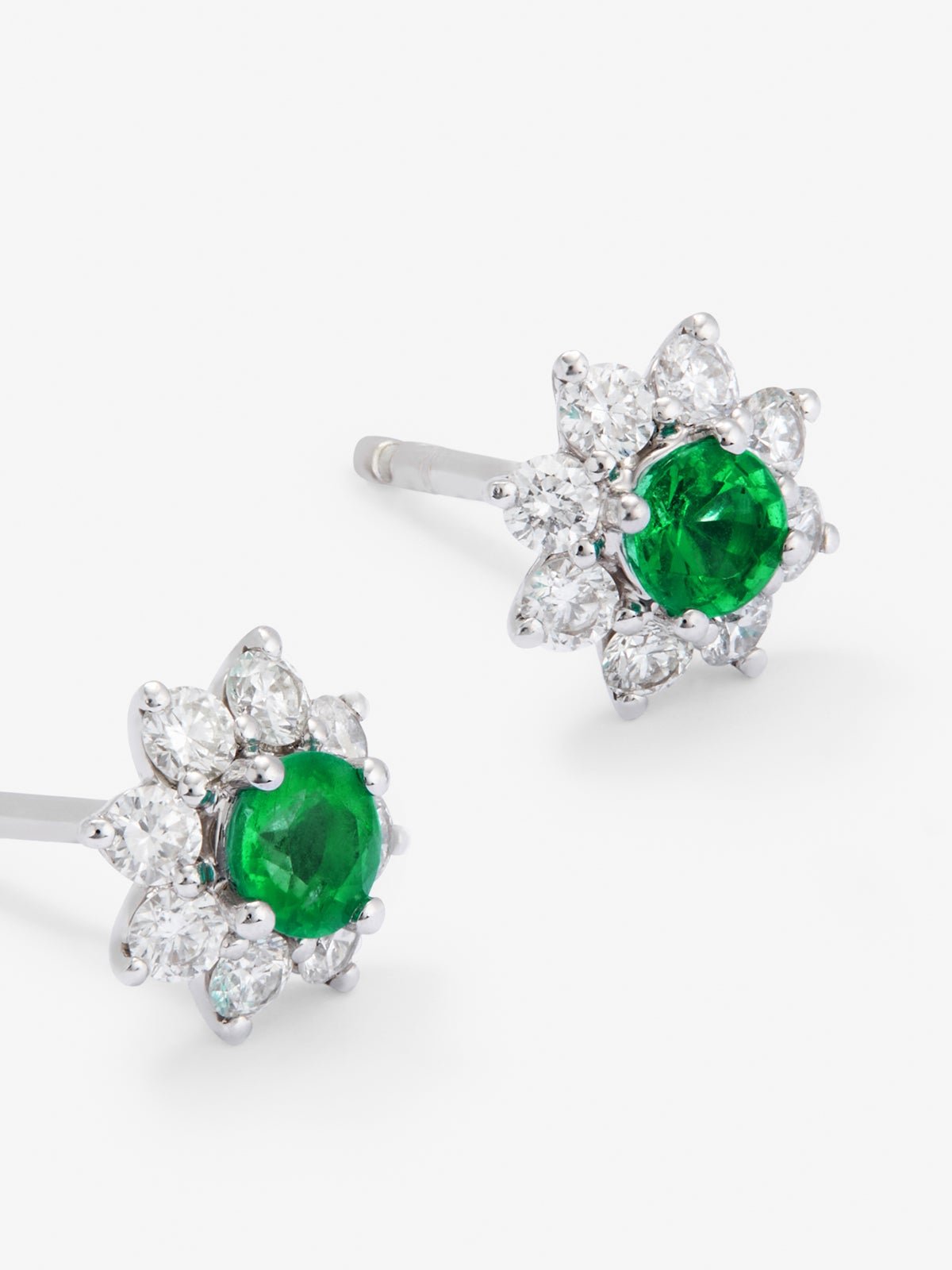 Pendientes de oro blanco de 18K con 2 esmeraldas en talla brillante con un total de 0,18 cts y 12 diamantes en talla brillante con un total de 0,34 cts
