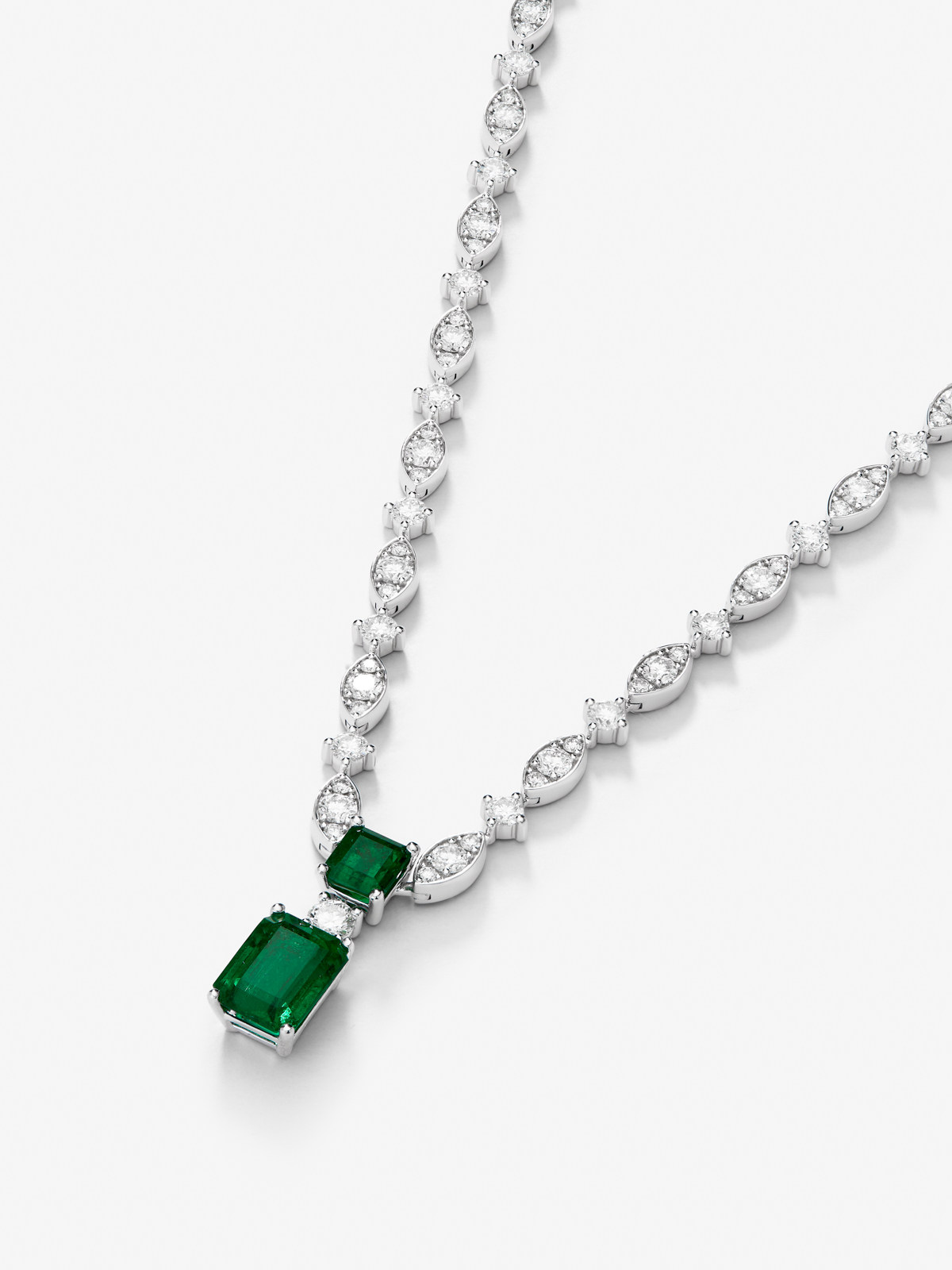 18K white gold necklace with green emeralds in octagonal size of 3.59 cts and white diamonds in 7.24 cts bright size