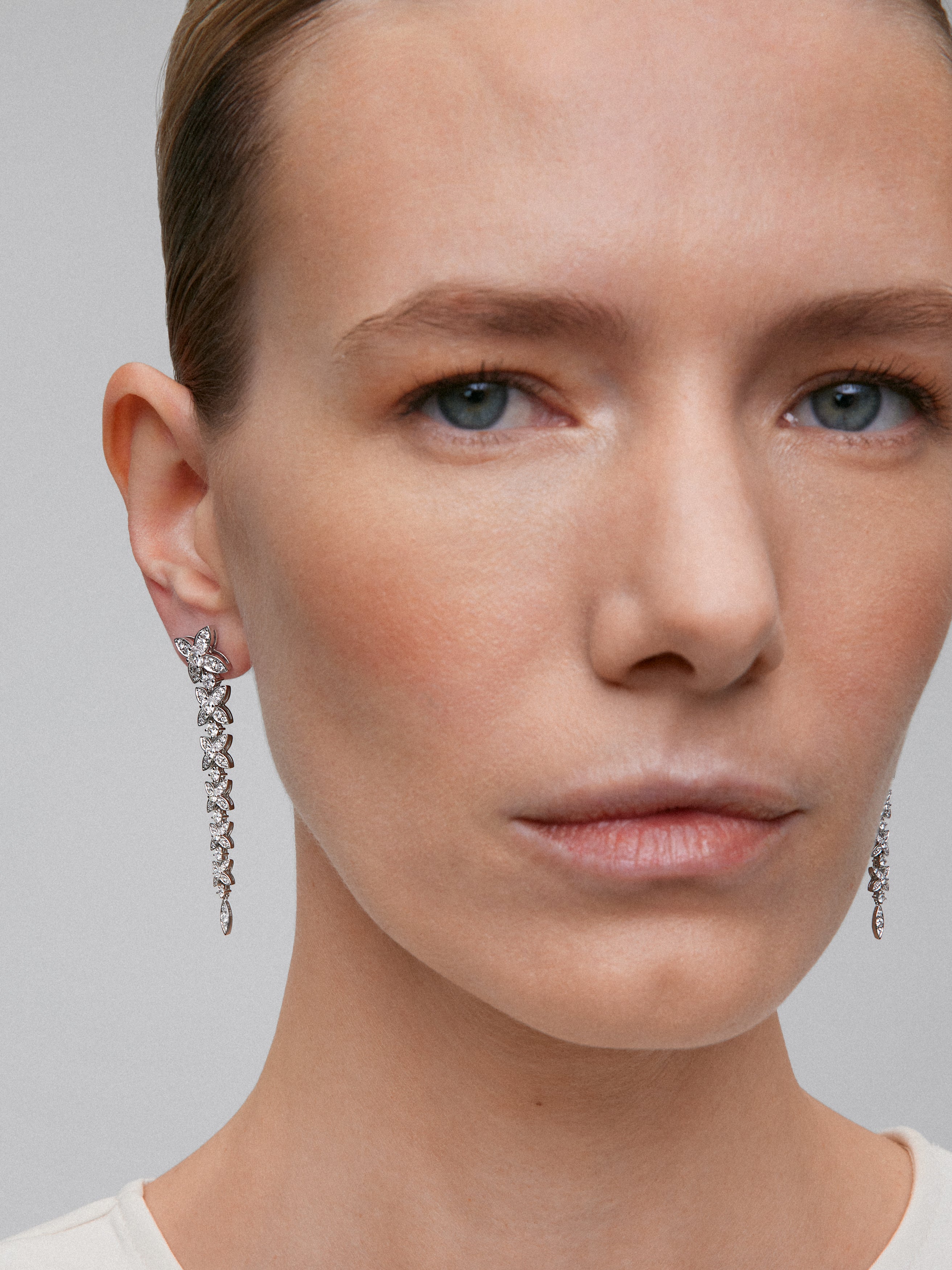 Pendientes de oro blanco de 18K con diamantes blancos en talla brillante de 2,48 cts