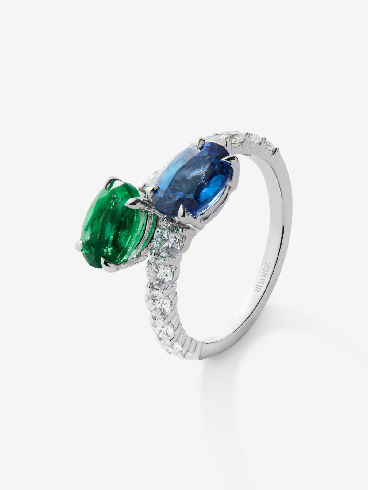 You and me ring in 18K white gold with oval-cut blue sapphire of 1.75 cts, oval-cut emerald of 1.28 cts and 12 brilliant-cut diamonds with a total of 0.25 cts