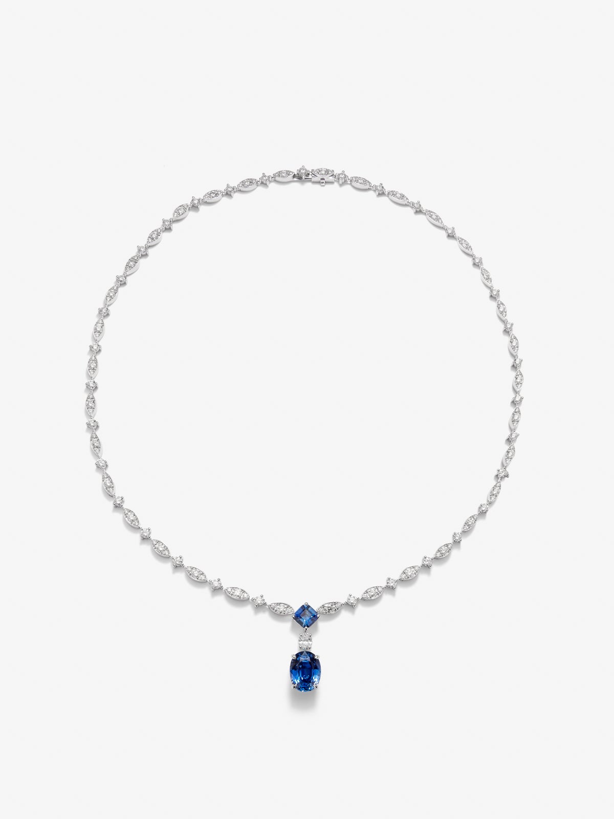 Collar de oro blanco de 18K con zafiro azul royal en talla oval de 5,05 cts, zafiros azules en talla octogonal 1,04 cts y diamantes blancos en talla X de 7,59 cts