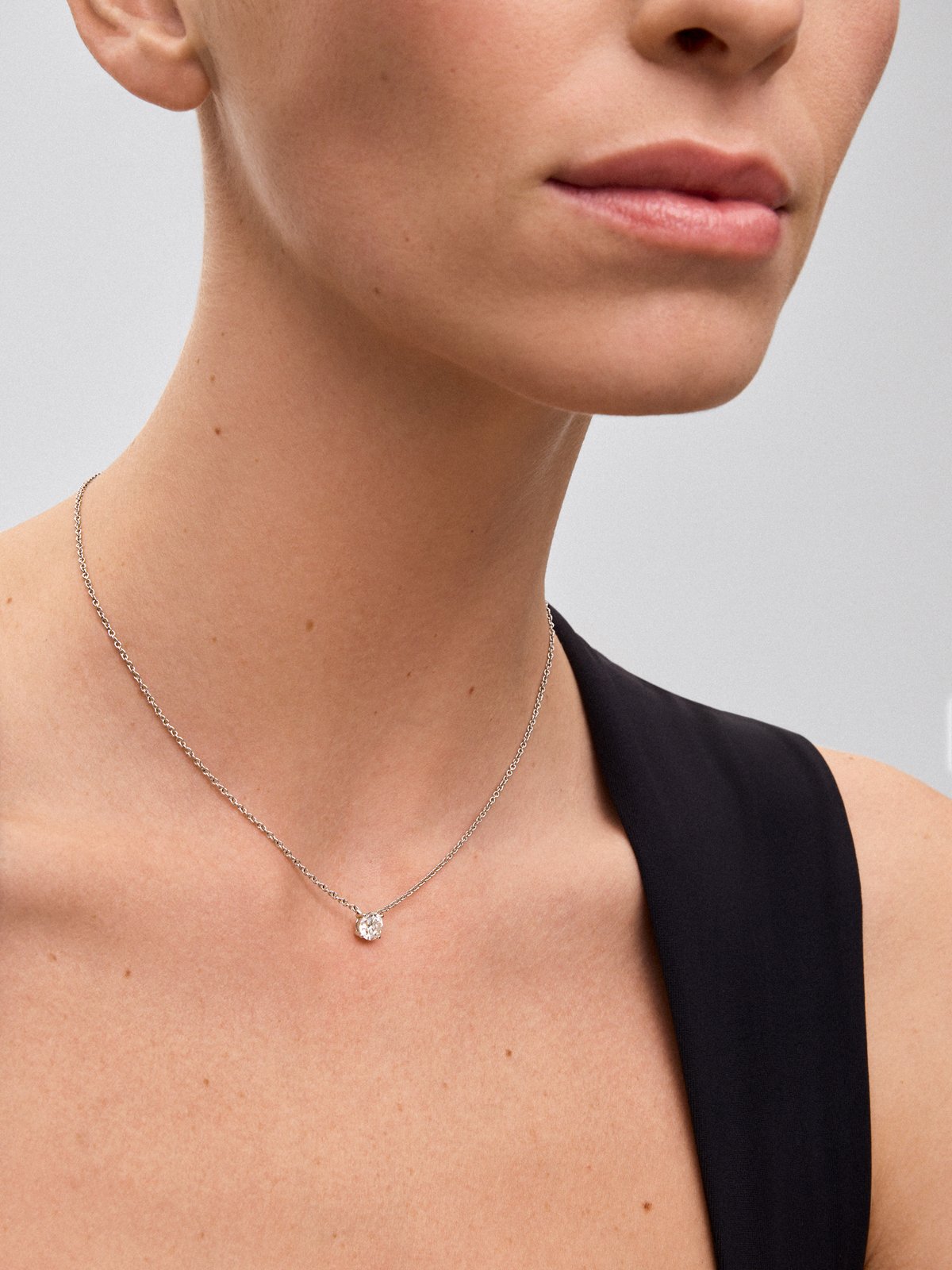 18K white gold necklace with a 1-carat brilliant-cut diamond