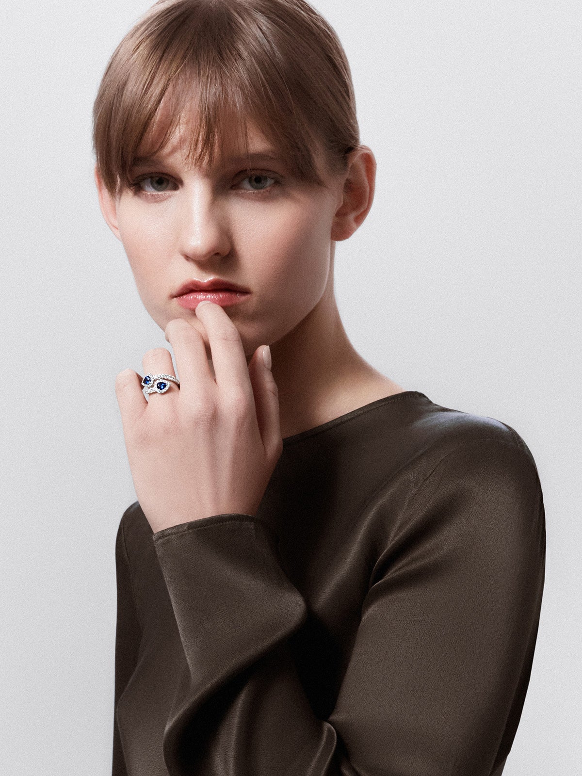 Anillo tú y yo de oro blanco de 18kt con zafiros azules talla pera y diamantes